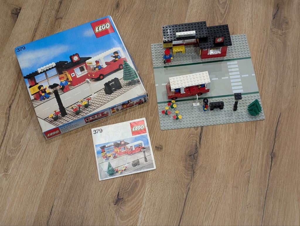 Lego 379 Busstation kompleet met doos, Kinderen en Baby's, Speelgoed | Duplo en Lego, Ophalen of Verzenden, Gebruikt