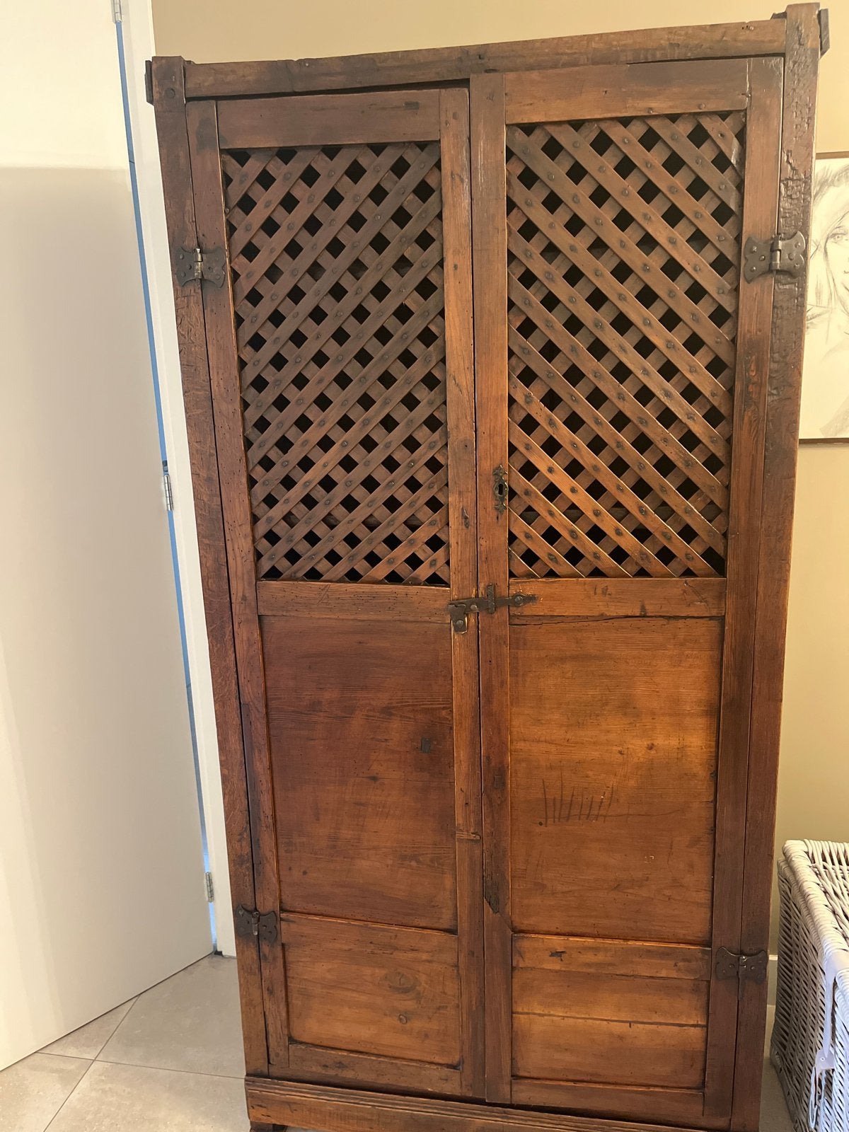 Antieke houten kast met roosterdeuren, Ophalen