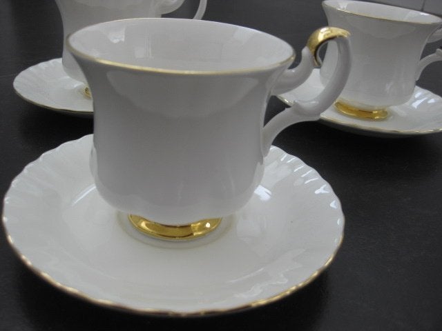 Royal Albert Val d'Or 3 koffiekopjes, met schoteltjes, Ophalen of Verzenden, Zo goed als nieuw, Porselein, Kop en/of schotel