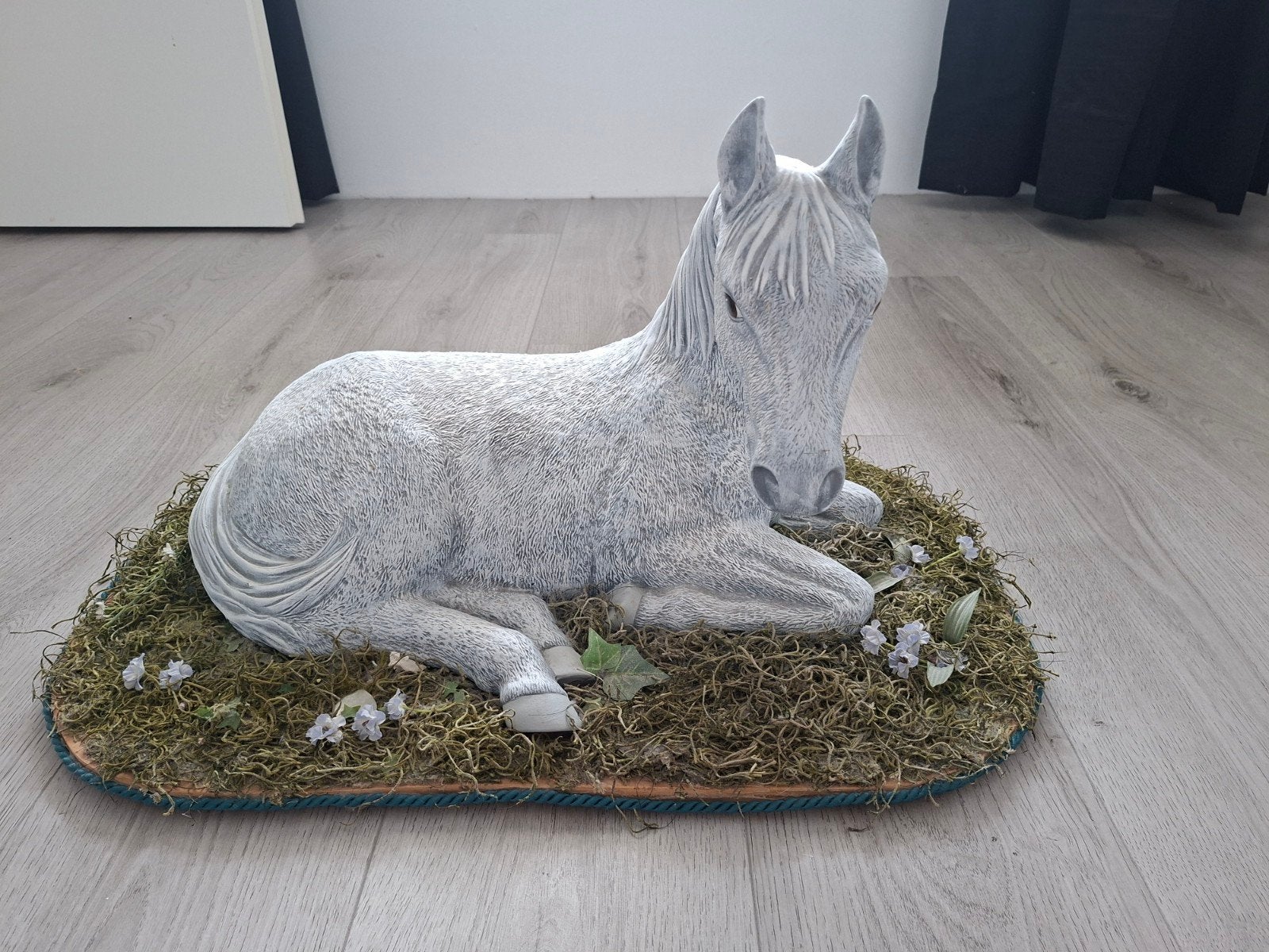Decoratief Paardenbeeld - Liggend Veulen, Ophalen, 20 - 50 cm, Steen of Keramiek, Beeld