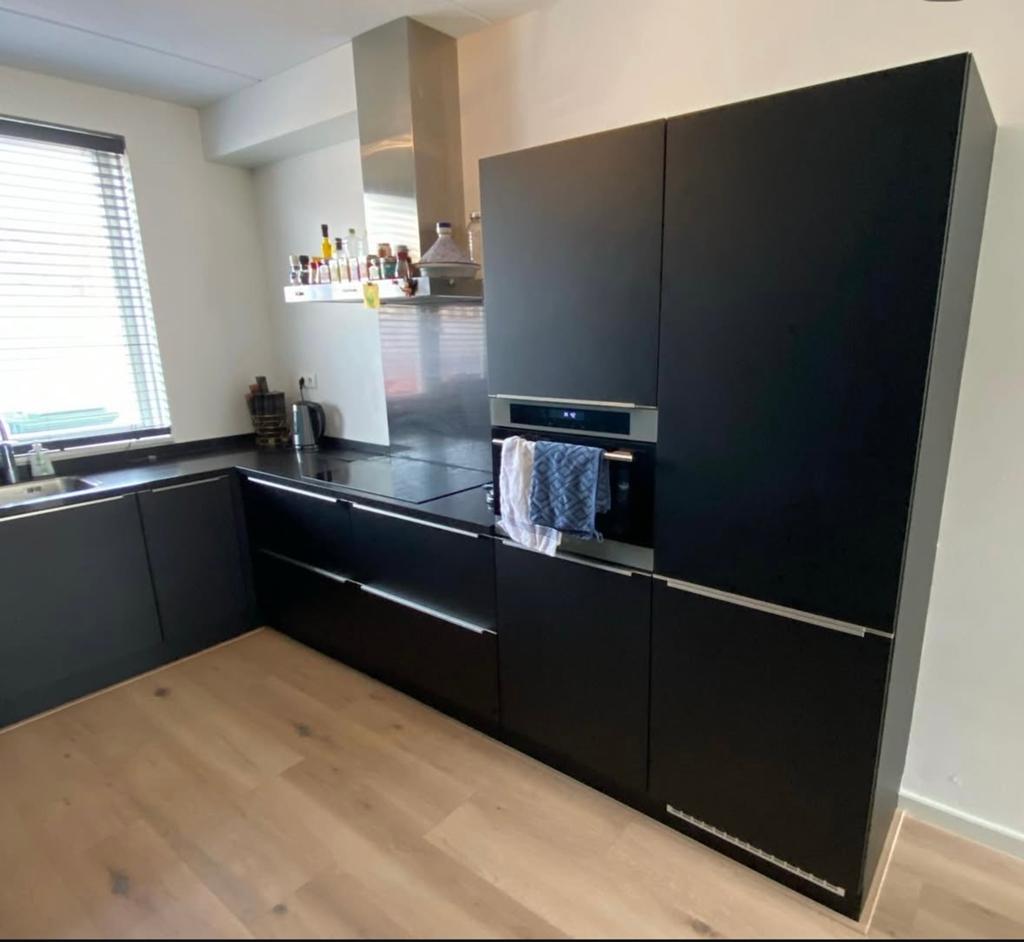 Moderne keuken met Etna inbouwapparatuur en composiet blad, Ophalen, Zwart, Hoekkeuken, Zo goed als nieuw