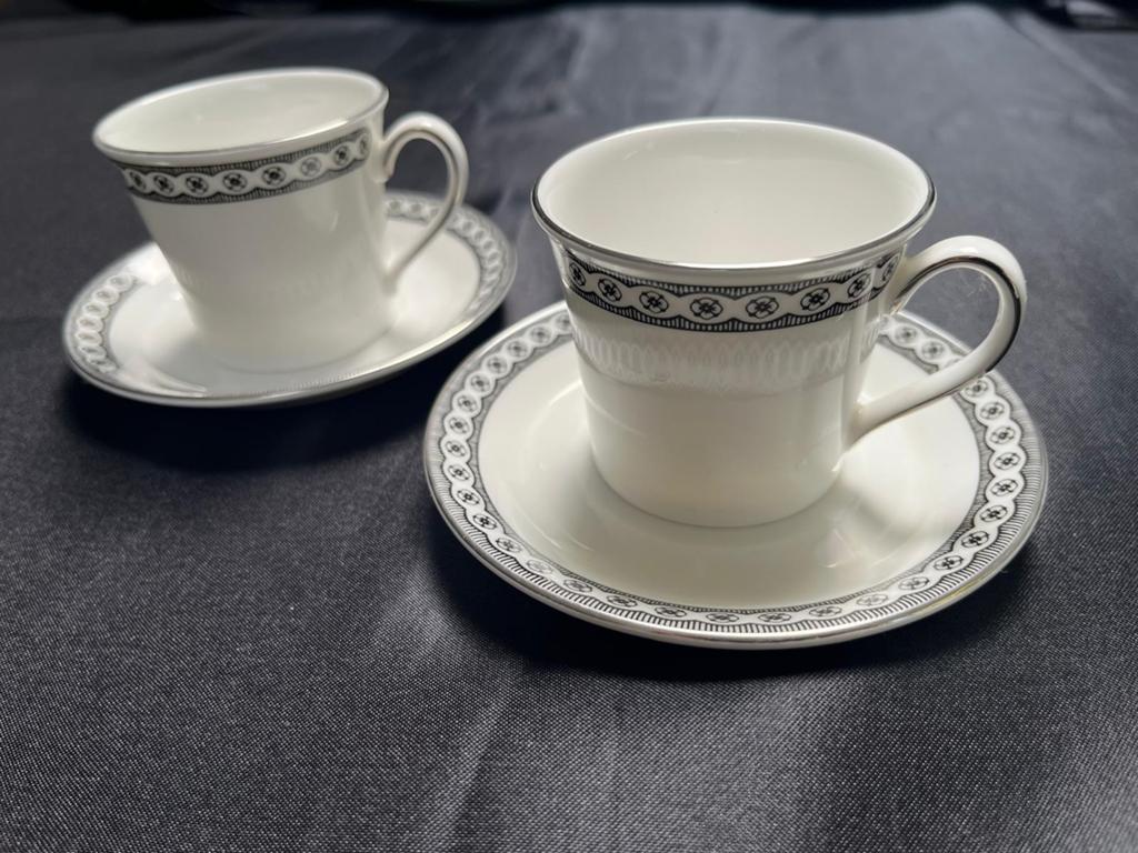 Wedgwood contrasts 2 koffiekopjes met schotels/bone china., Ophalen of Verzenden