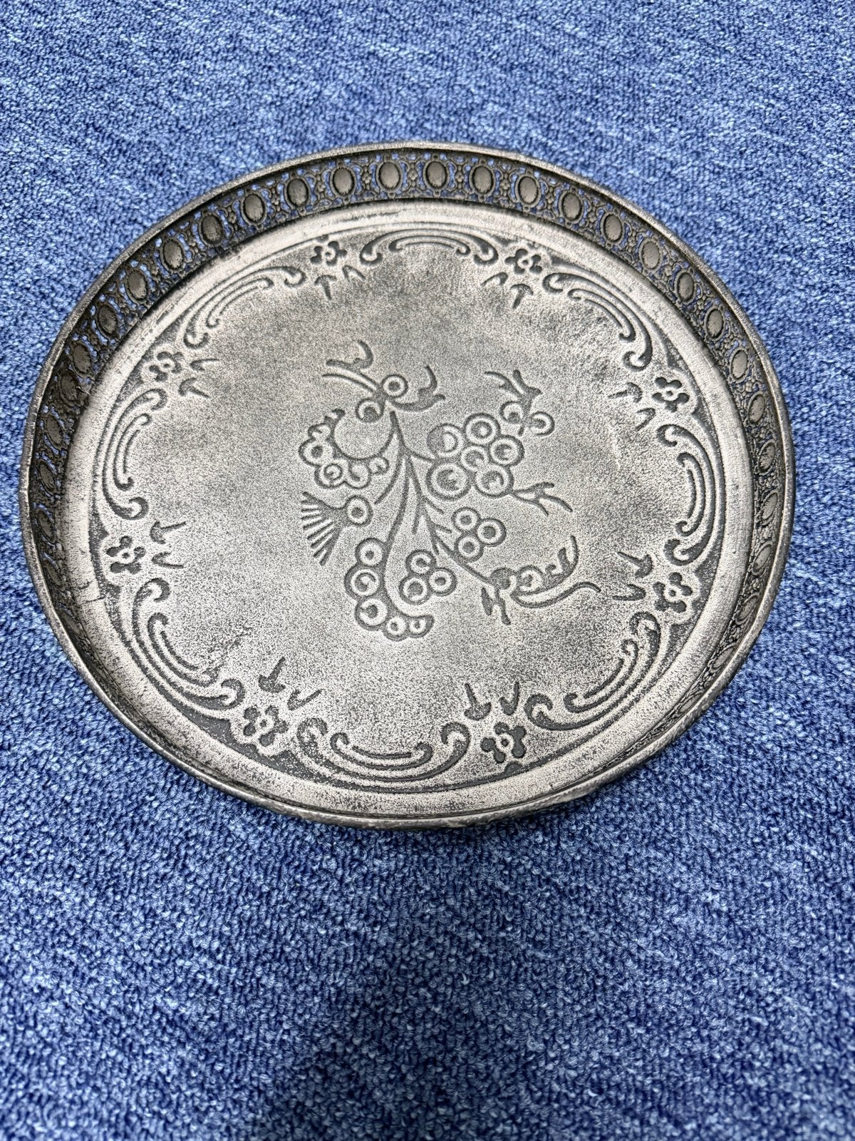 Decoratieve metalen schaal met bloemenpatroon, Ophalen of Verzenden