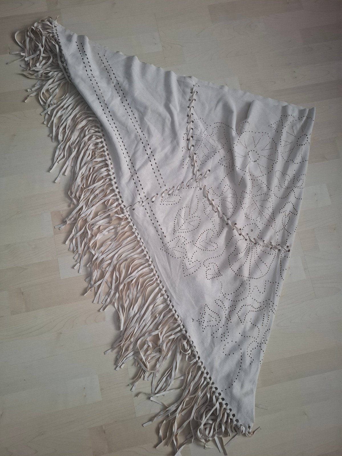 Suede omslagdoek met franjes, Ophalen of Verzenden, Gedragen