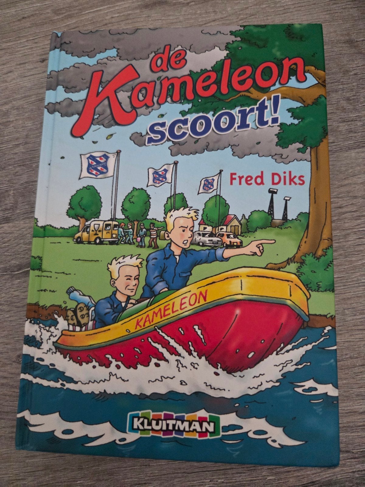 De Kameleon Scoort! - Fred Diks, Boeken, Ophalen of Verzenden, Gelezen, Fred Diks, Fictie algemeen