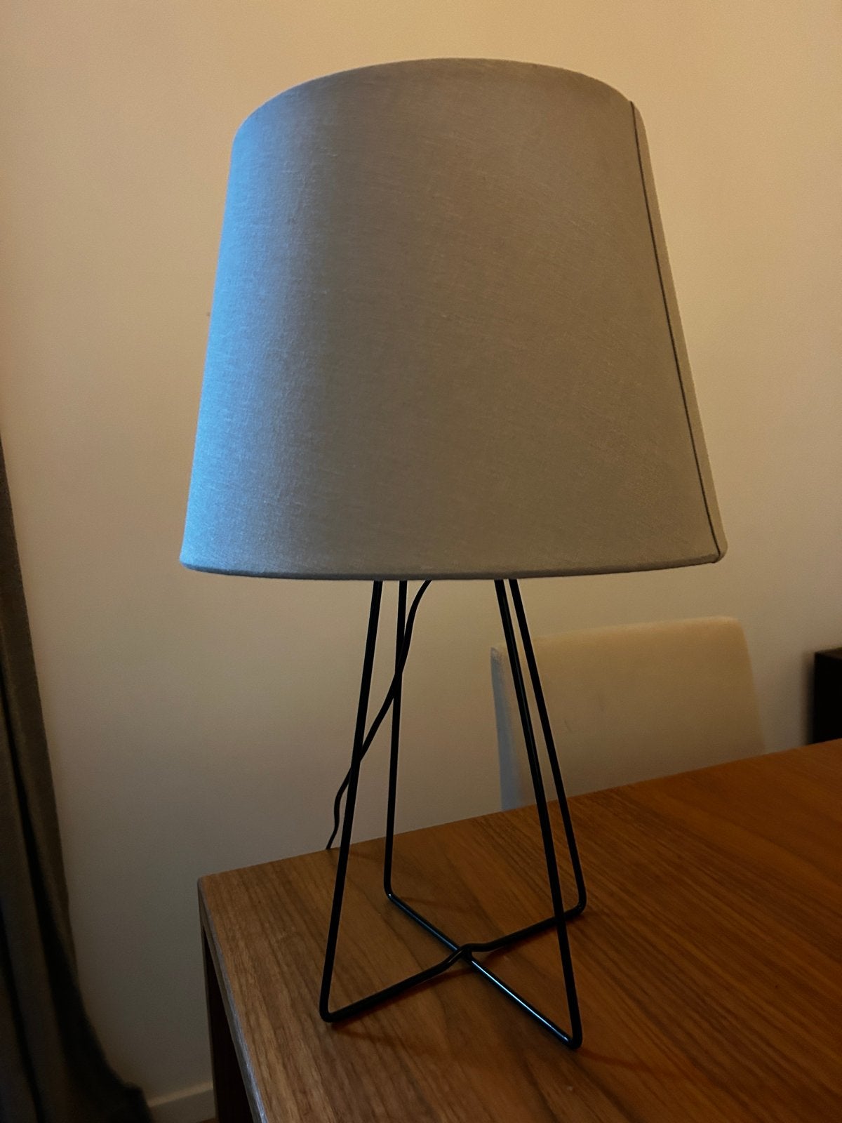 Moderne tafellamp met grijze kap en zwart metalen onderstel, Ophalen of Verzenden, Zo goed als nieuw, Met kap, Grijs
