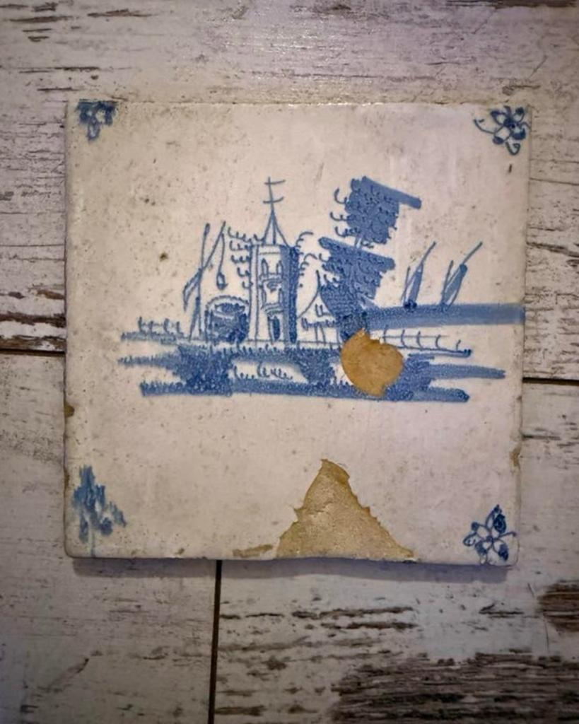 Antiek Delfts blauw tegeltje 18e eeuw - Landschap met kerk, Antiek en Kunst, Antiek | Wandborden en Tegels, Ophalen of Verzenden
