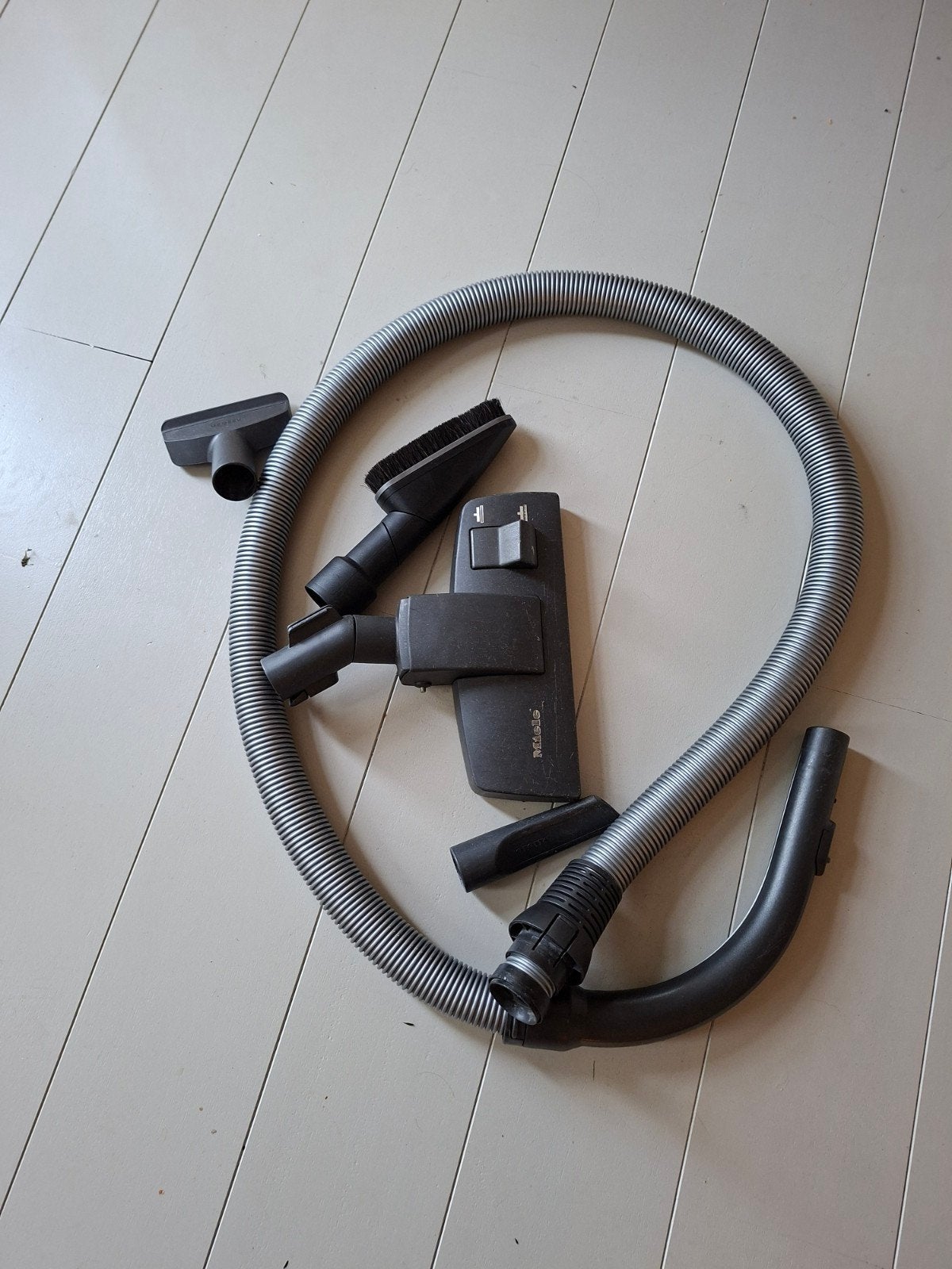 Miele stofzuiger onderdelen - slang, mondstukken, borstel, Inclusief accessoires, Overige typen, Ophalen of Verzenden, Zo goed als nieuw