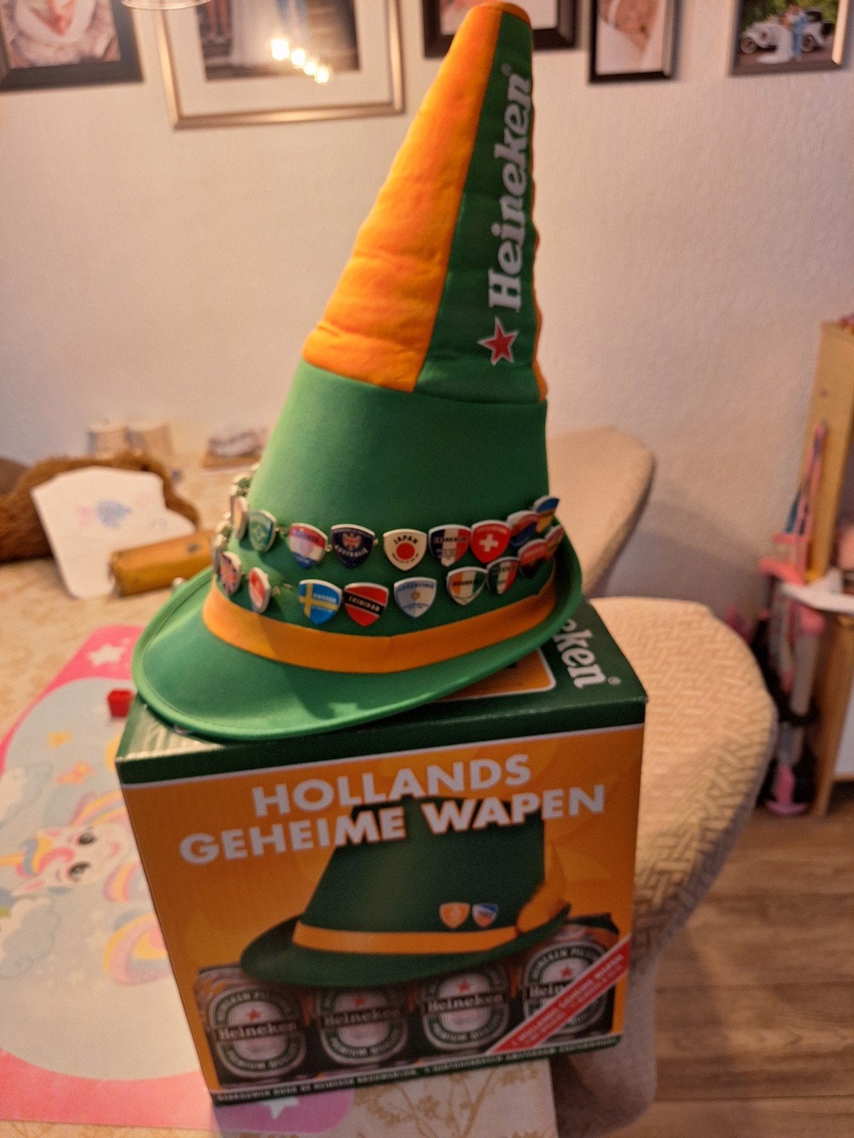 Heineken Oranje Hoed - WK 2006 compleet met speldjes, Ophalen of Verzenden, Zo goed als nieuw, Hoed of Pruik, Oranje of Koningsdag