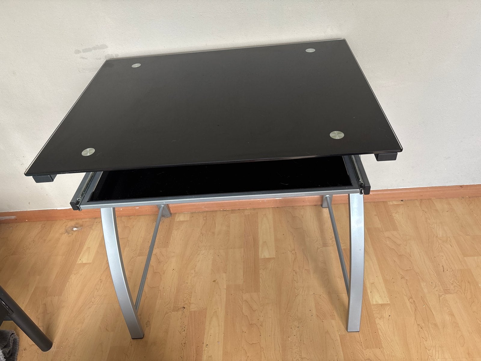 Zwart glazen bureau met uitschuifbaar toetsenbordblad, Huis en Inrichting, Bureaus, Ophalen, Zwart, Gebruikt, Computerbureau