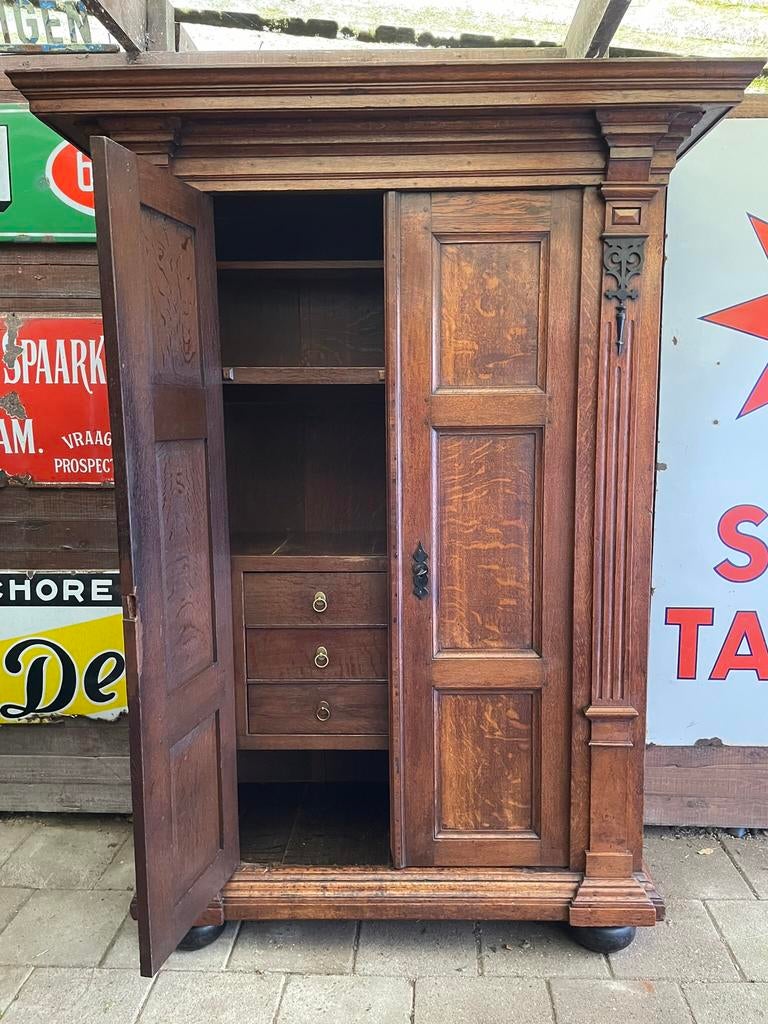 Antieke eiken kast met drie geheime lades., Ophalen