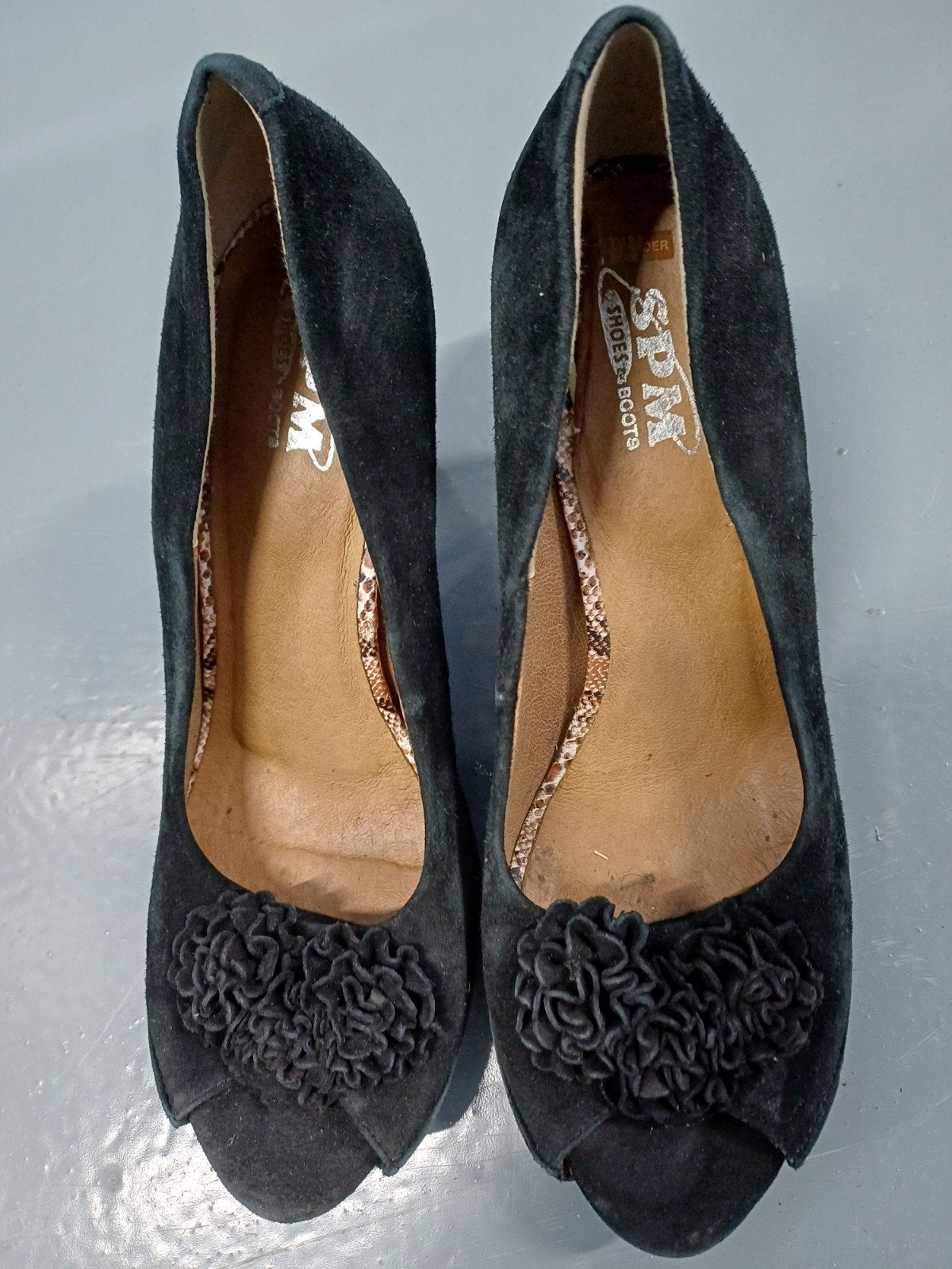 SPM Zwarte Suede Peep-Toe Pumps met Bloemen Maat 39, Ophalen of Verzenden