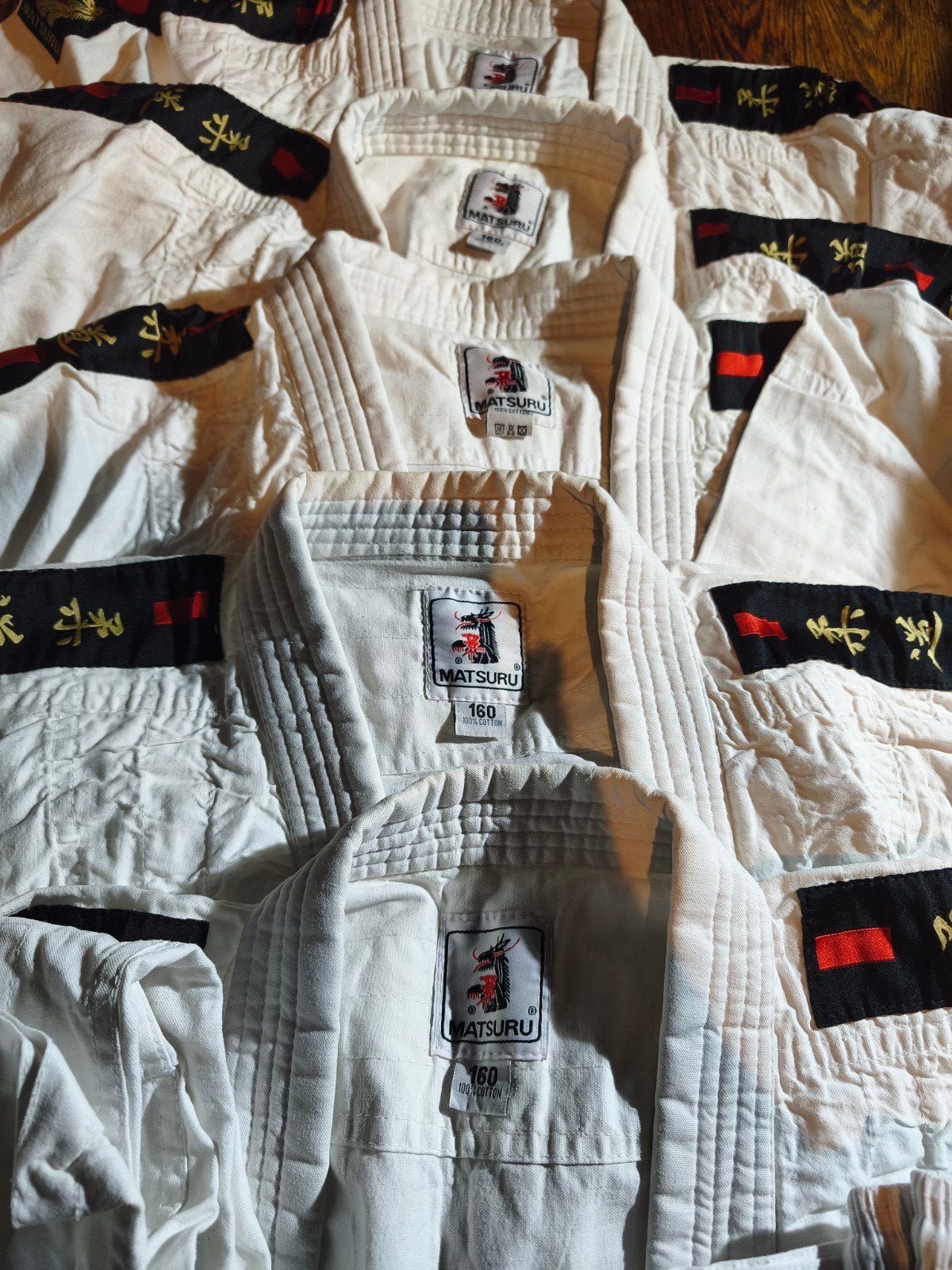 Judo/Karate pakken (10x) met banden - diverse maten, Sport en Fitness, Vechtsporten en Zelfverdediging, Gebruikt, Maat XS of kleiner