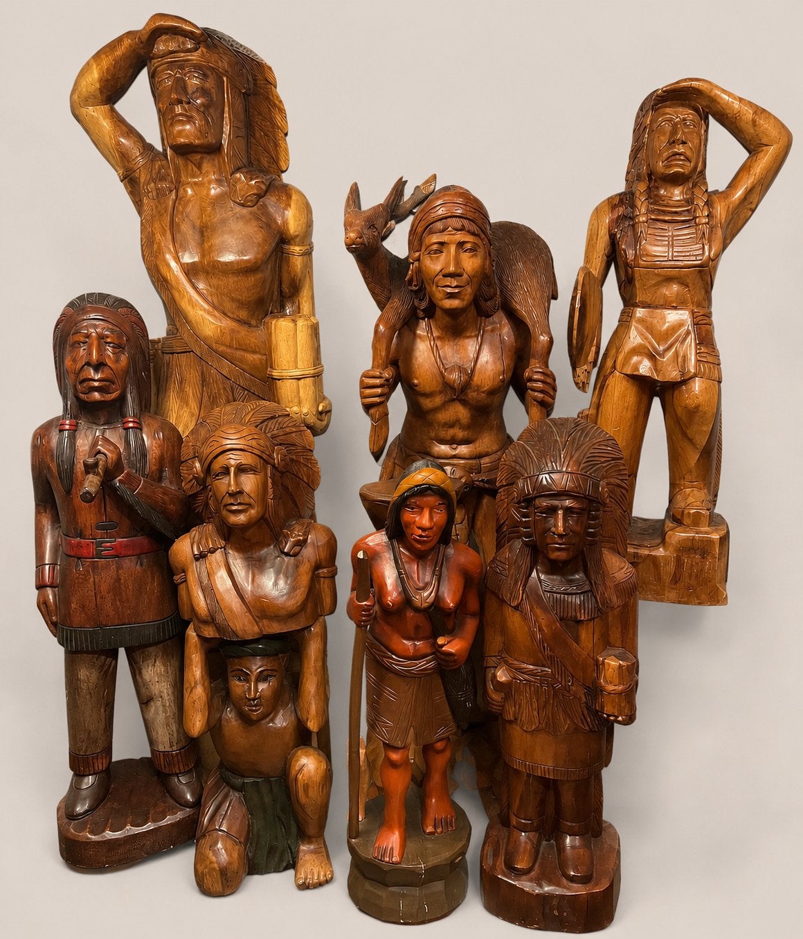 Set van 7 handgesneden houten beelden van indianen, Antiek en Kunst, Ophalen, Groep mensen, 50 - 100 cm, Handgemaakt