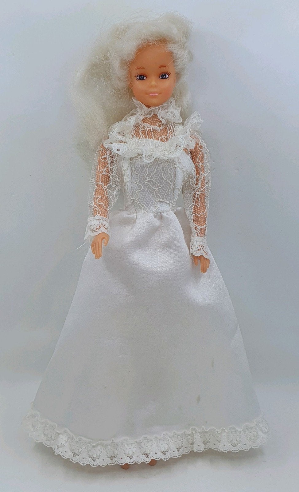 Te koop: Vintage Barbie-achtige pop in bruidsjurk, Ophalen of Verzenden, Gebruikt, Barbie