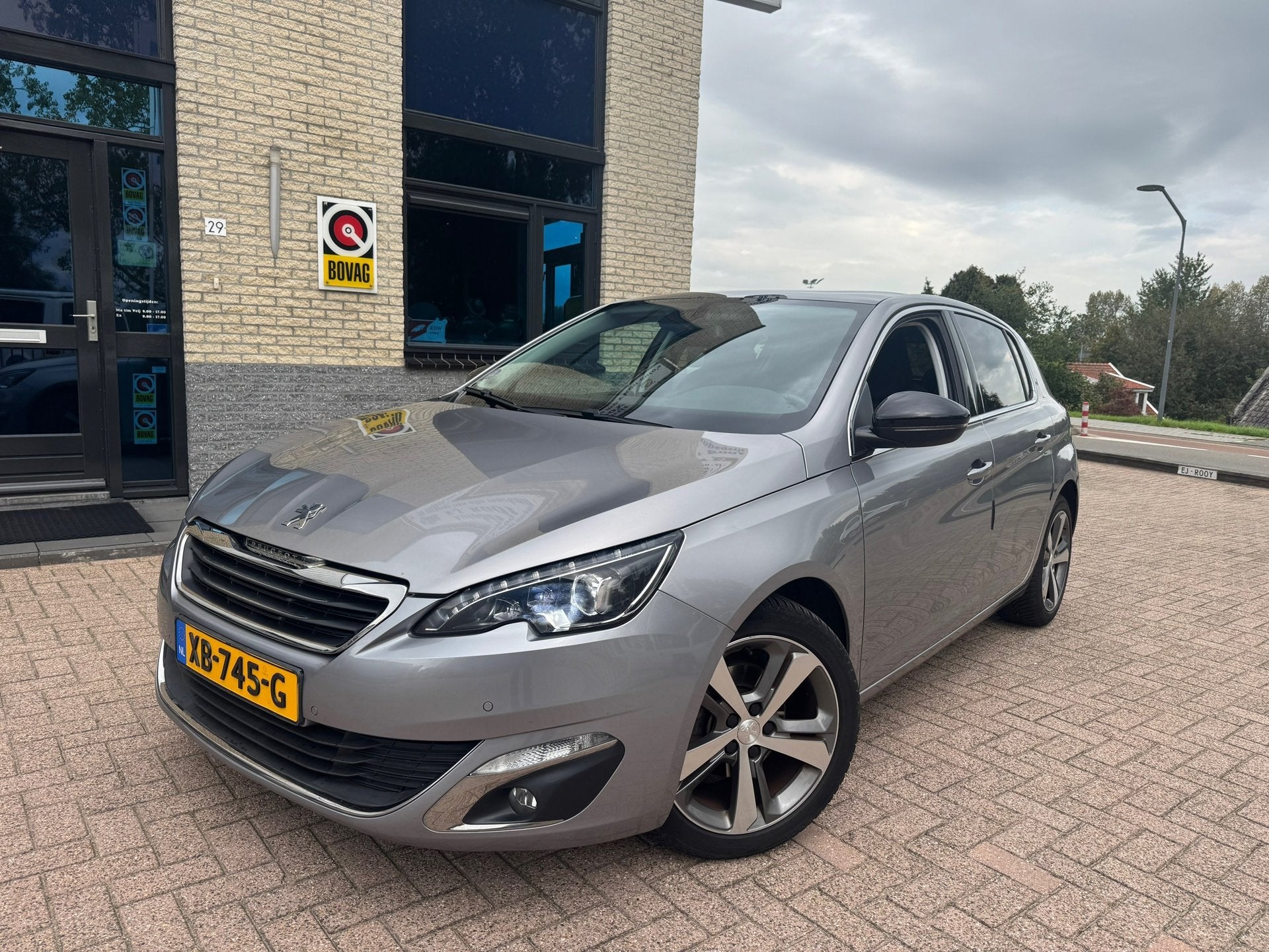 Peugeot 308 1.2 PureTech Allure- panodak-trekhaak- automaat, Dealer onderhouden, Gebruikt, Euro 6, 1199 cc