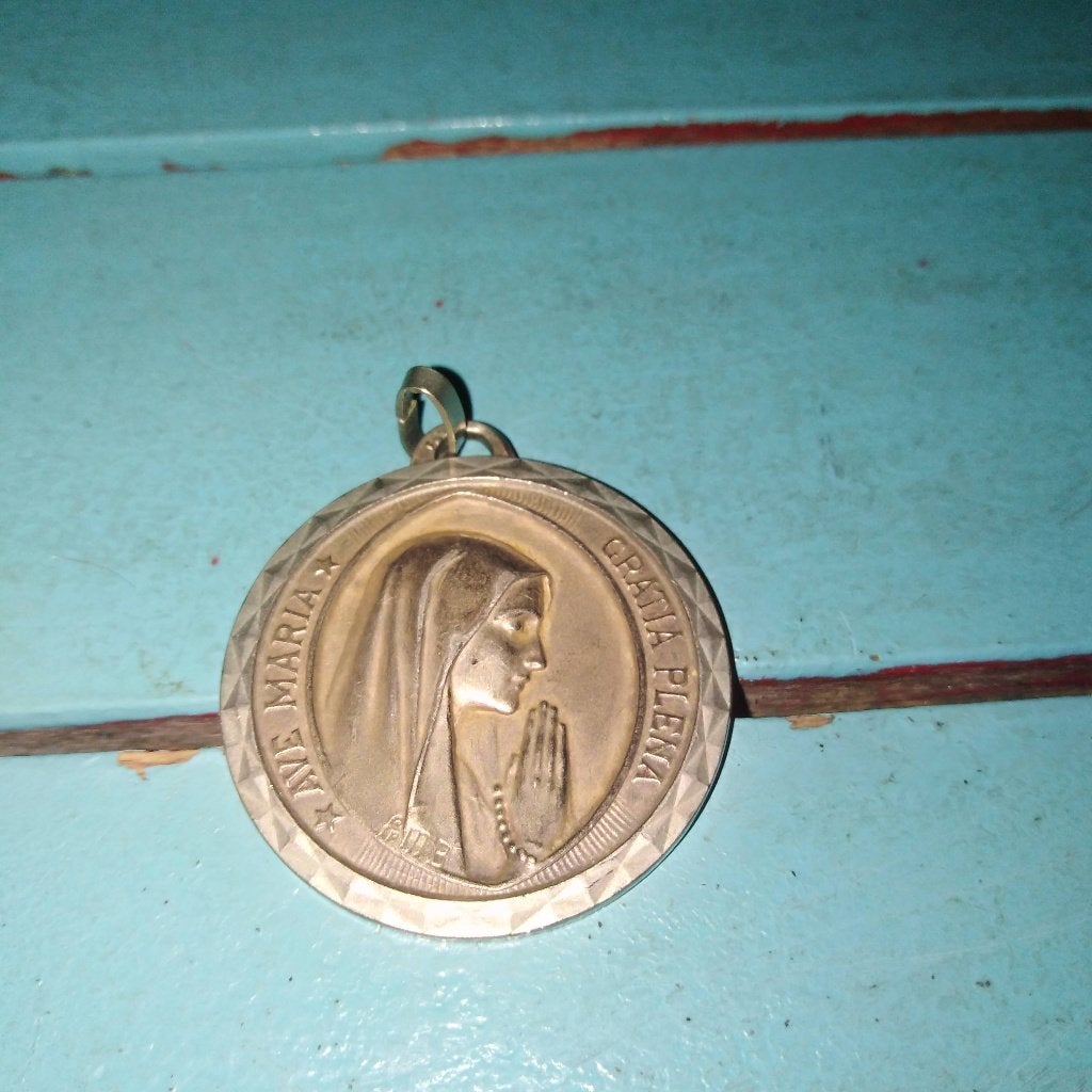 Antieke katholieke religieuze medaille, Ophalen