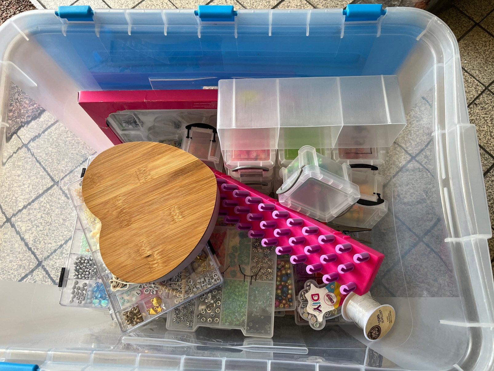 Box met kralen, loombandjes, Ophalen, Zo goed als nieuw