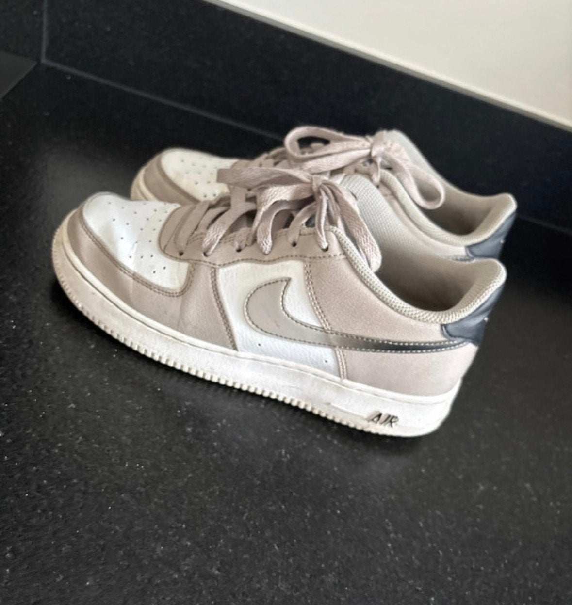 Nike Air Force 1 Sneakers - Beige/Wit, Ophalen of Verzenden, Gebruikt, Jongen of Meisje, Schoenen