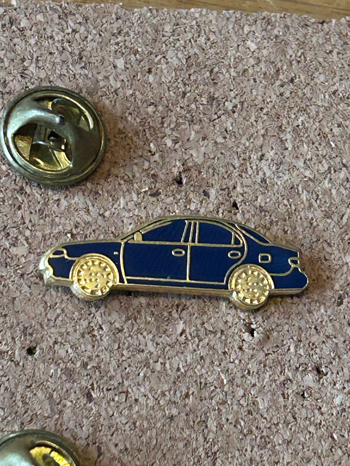 Blauwe auto pin denk honda, Ophalen of Verzenden, Zo goed als nieuw, Transport, Speldje of Pin