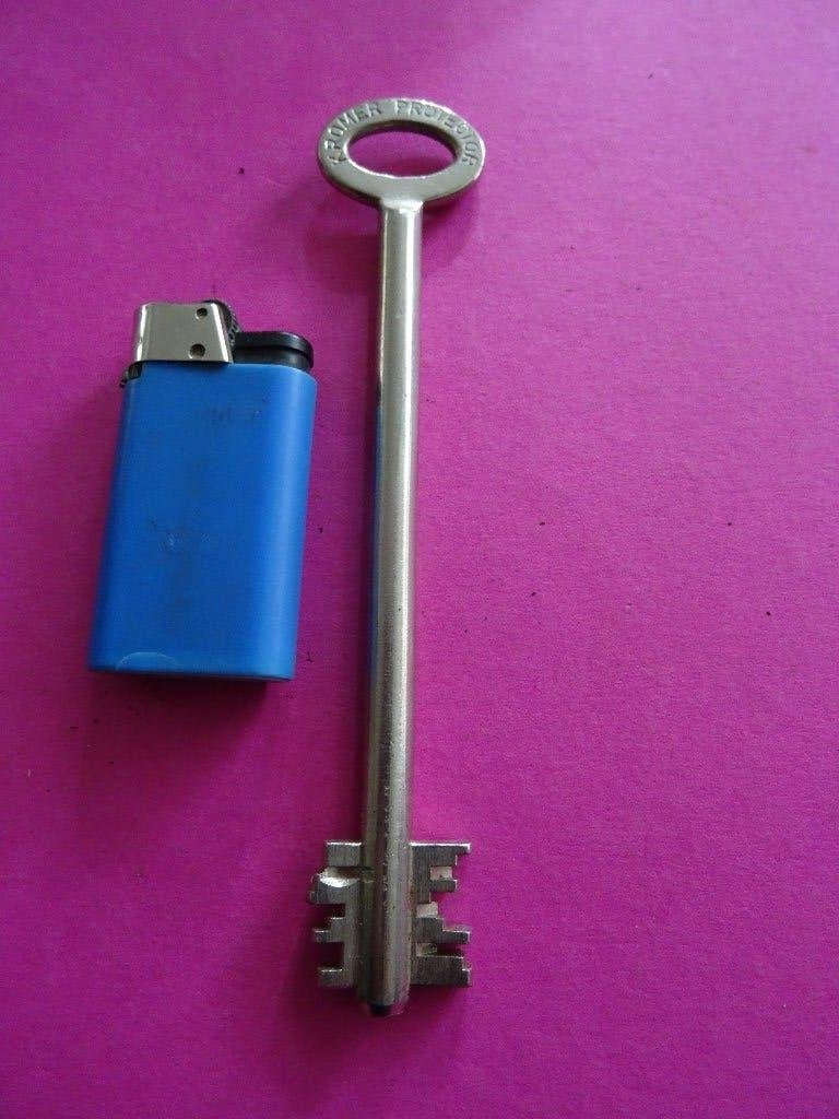 ANTIEKE PROTECTOR KROMER KLUIS SLEUTEL SLOT SLOTEN SLEUTELS, Ophalen of Verzenden