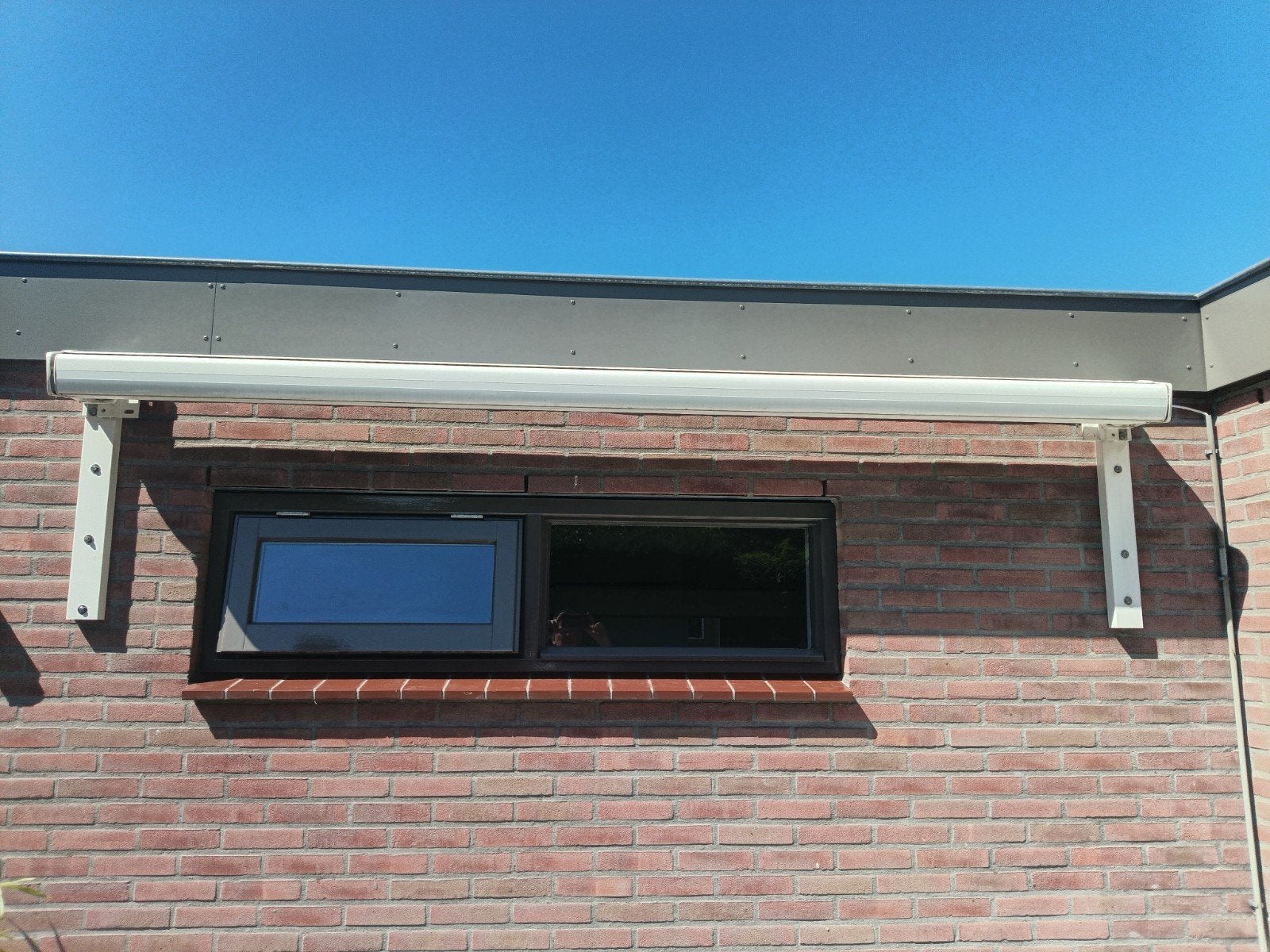 Elektrisch knikarmscherm met Somfy afstandsbediening, Ophalen, Elektrisch, 150 tot 300 cm, 250 cm tot 450 cm