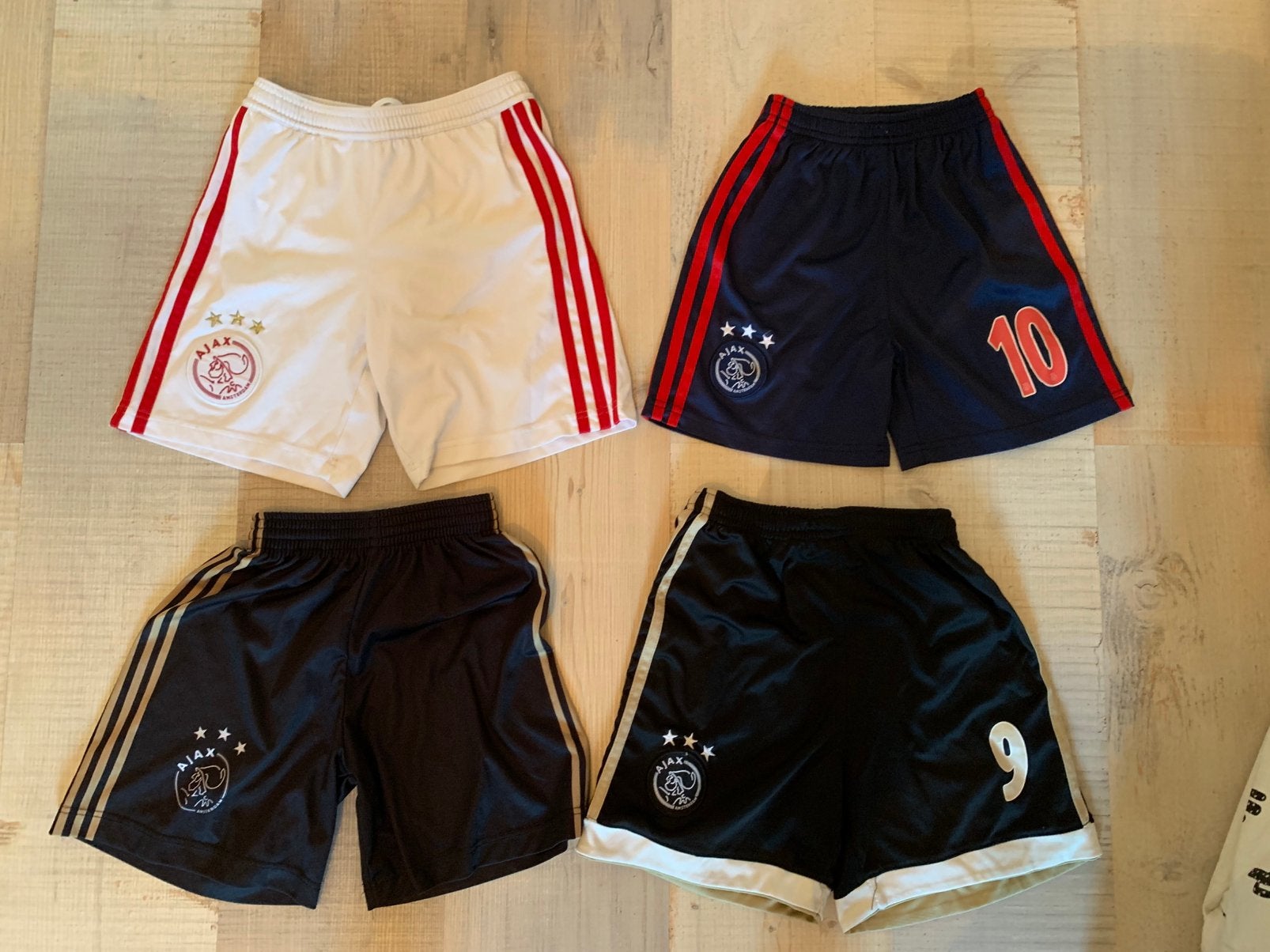 4x Ajax voetbalshorts maat 140, Sport en Fitness, Voetbal, Maat XS of kleiner, Ophalen of Verzenden, Gebruikt, Shirt