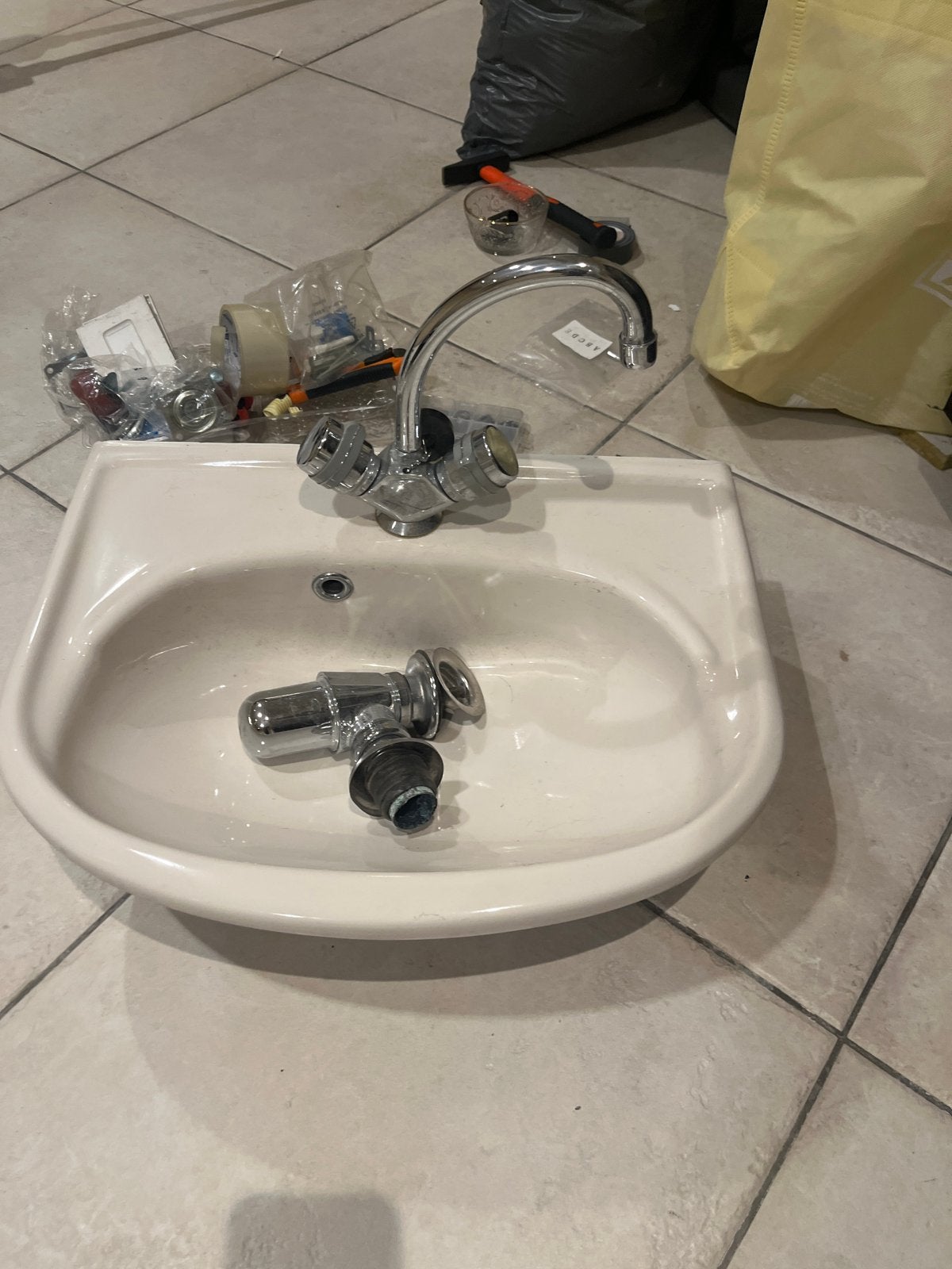 Wastafel met kraan en afvoerplug, Ophalen, Gebruikt, Chroom, Wastafel