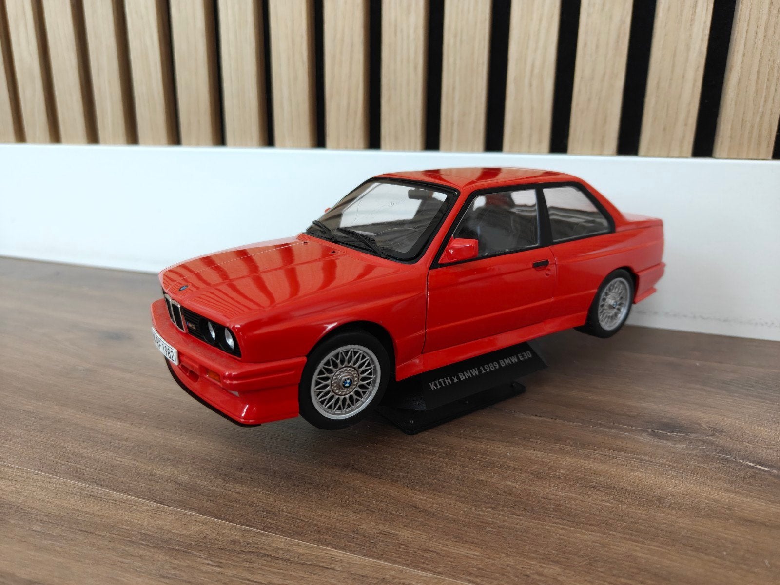 KITH x BMW 1989 BMW E30 Modelauto Rood, Ophalen of Verzenden, 1:32 tot 1:50, Auto, Overige merken