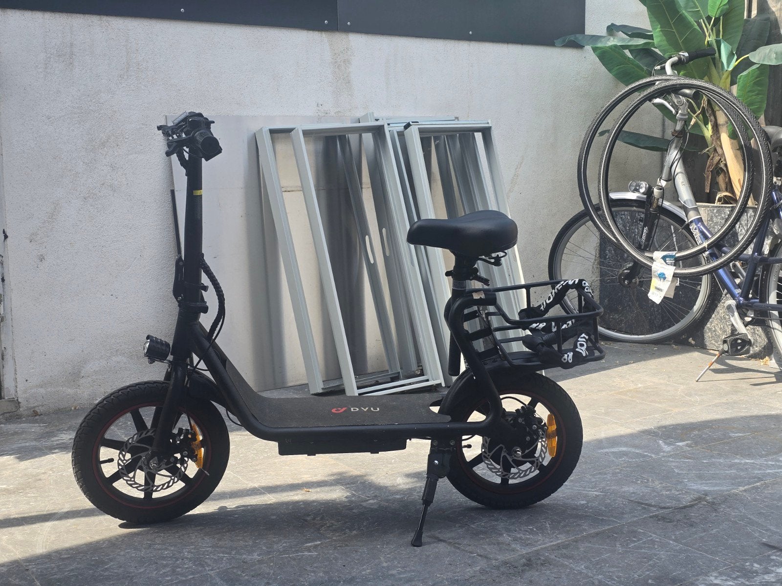 DYU Elektrische Step met Zadel en Mand, Fietsen en Brommers, Steps, Ophalen, Zo goed als nieuw, Elektrische step (E-scooter), DYU