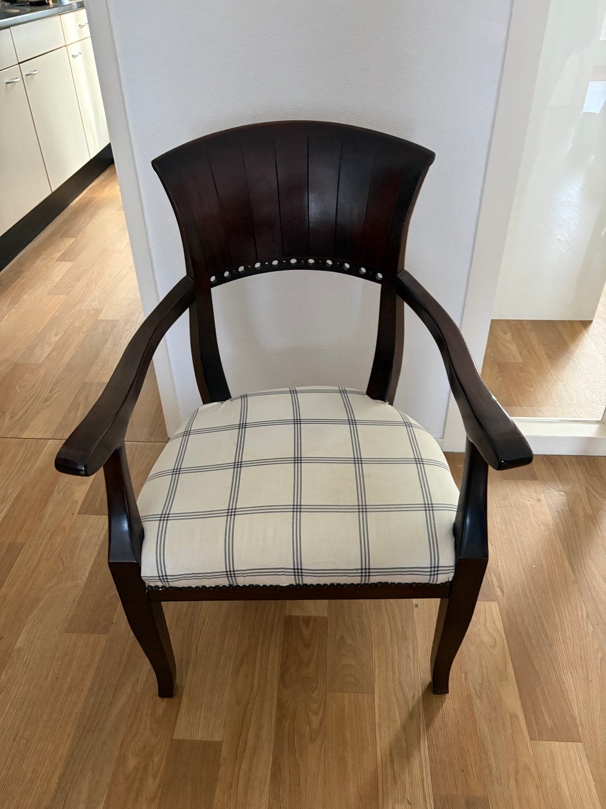 Klassieke mahoniehouten armstoel met geruite bekleding, Ophalen
