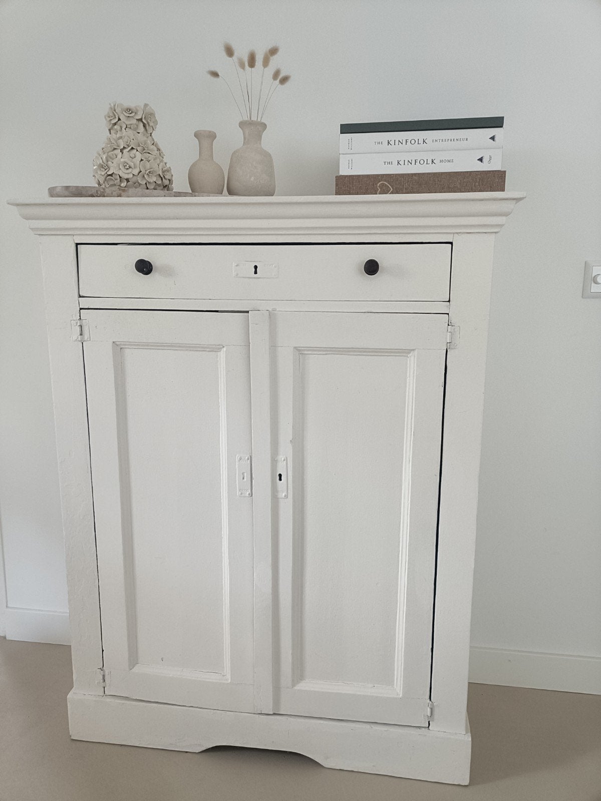 Brocante / landelijk wit kastje met lade en deurtjes, Ophalen of Verzenden, Gebruikt