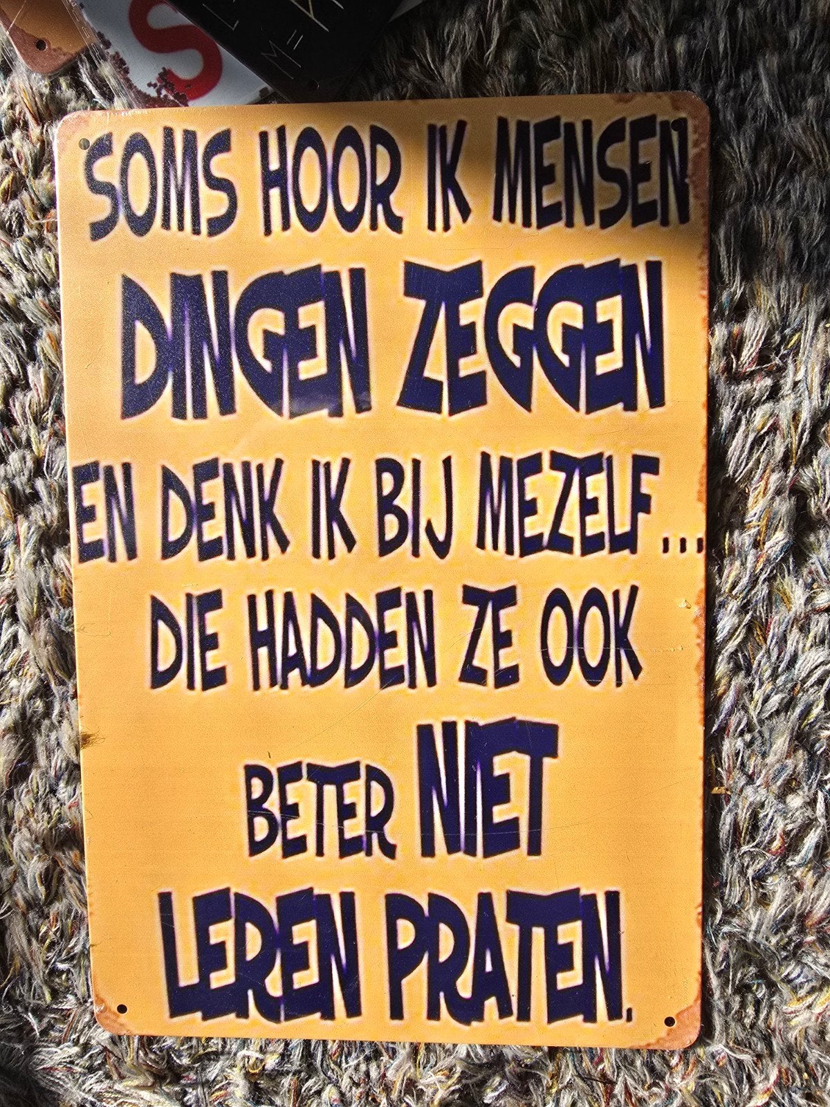 Grappig metalen bord 'Soms hoor ik mensen dingen zeggen', Vintage, Gebruikt, Ophalen of Verzenden, Oranje