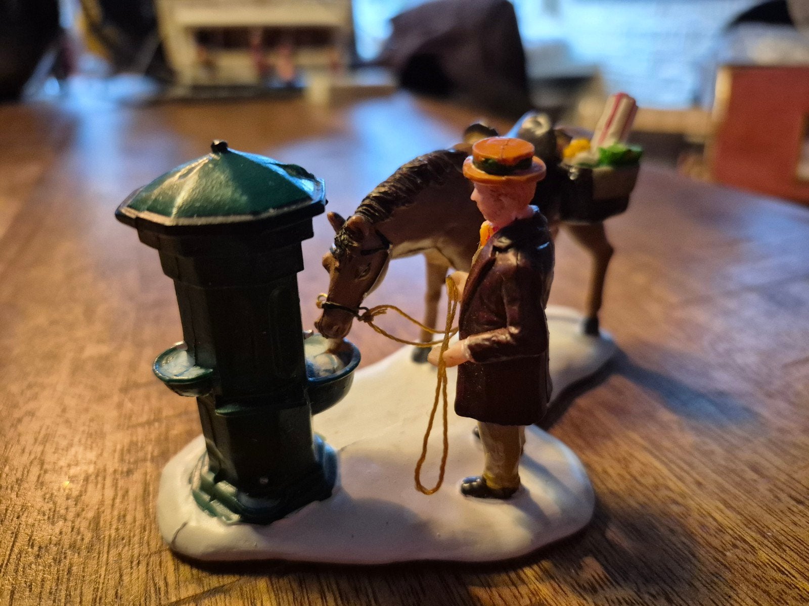 Kerstdorp figuur met paard Lemax, 1 speler, Ophalen of Verzenden, Zo goed als nieuw, Vanaf 3 jaar