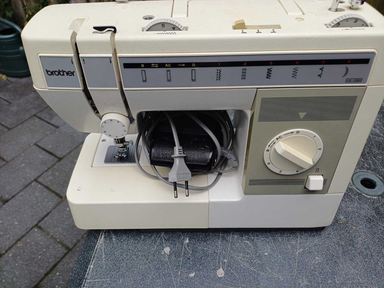 Brother VX-1060 naaimachine goedwerkend
zoals op de foto, Hobby en Vrije tijd, Ophalen, Gebruikt, Naaimachine, Brother