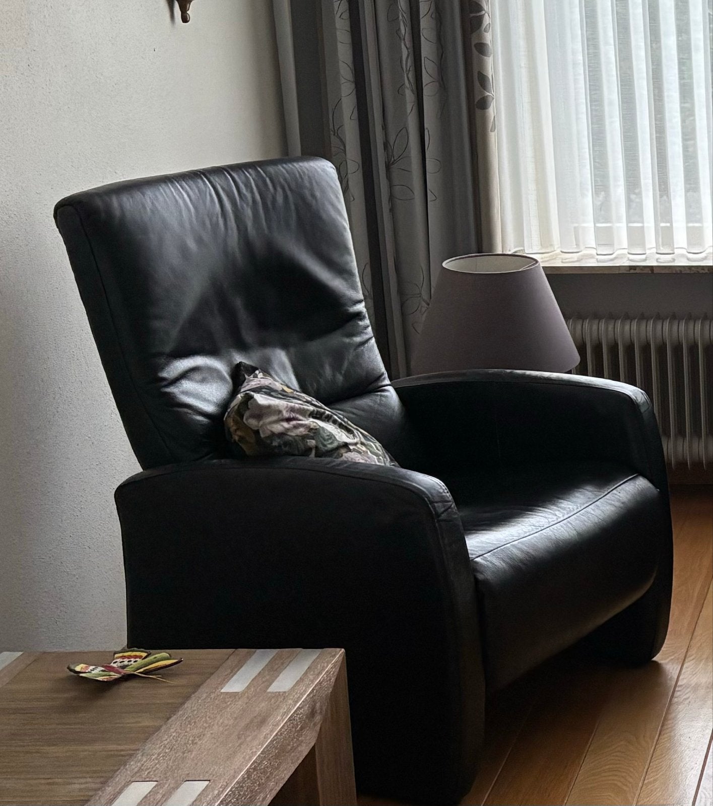 Twee Donker blauwe leren fauteuils -  relaxstoelen, Huis en Inrichting, Ophalen, Gebruikt, Leer, 75 tot 100 cm