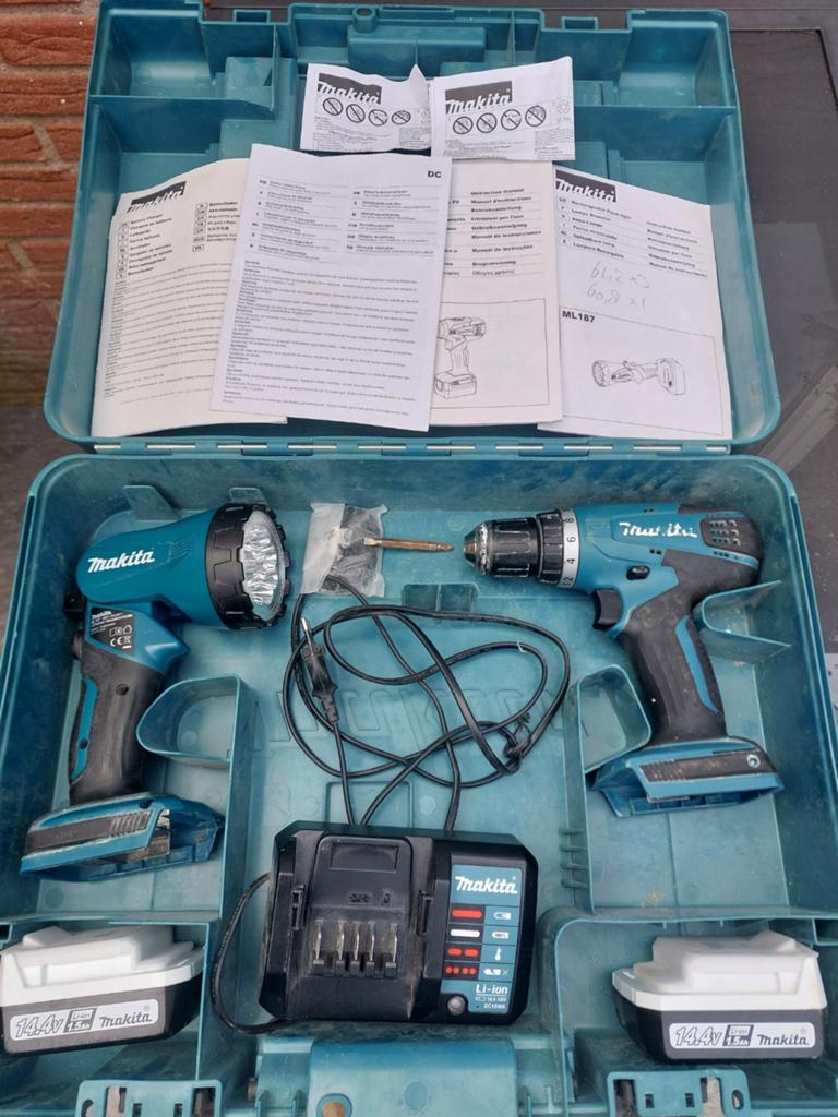 Makita set accutol en zaklamp compleet met accu's en lader, Doe-het-zelf en Verbouw, Ophalen, Gebruikt, Boor- en Schroefmachine