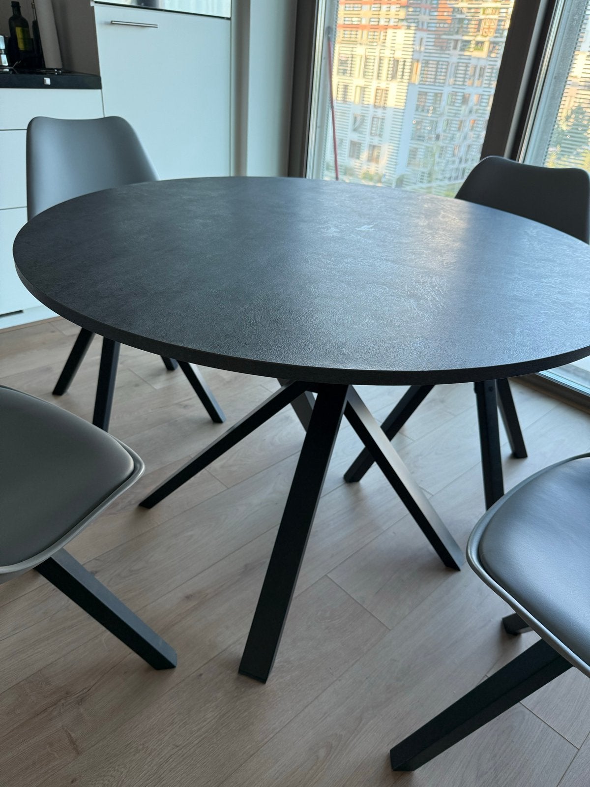 IKEA Mariedamm eettafel met 4 Leen Bakker Senja stoelen, Ophalen, Overige materialen, 100 tot 150 cm, Rond