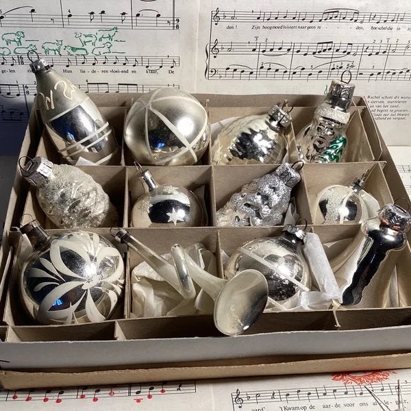 3 dozen met 36 zilveren glazen oude kerstballen, Diversen, Ophalen of Verzenden