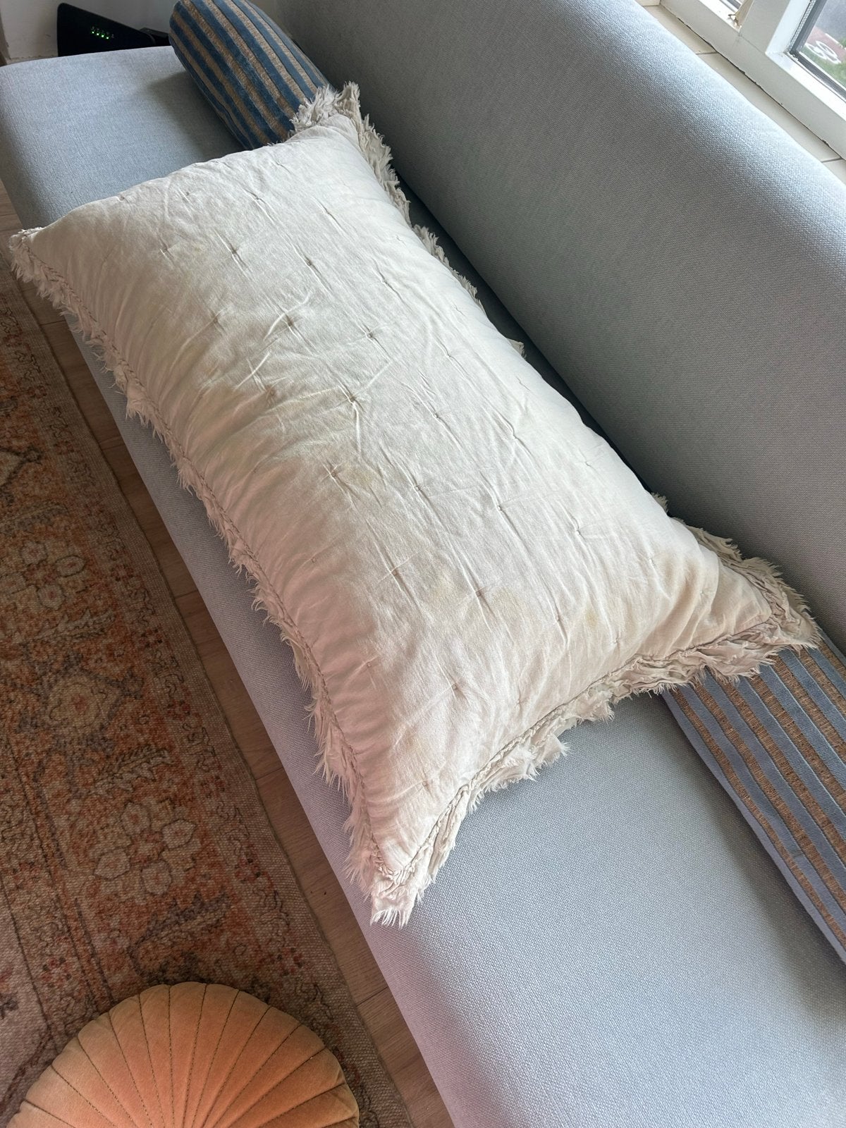 Groot kussen 80x50 cm voor bed, bank of kinderhoek, Gebruikt, Beige, Met print, Ophalen of Verzenden