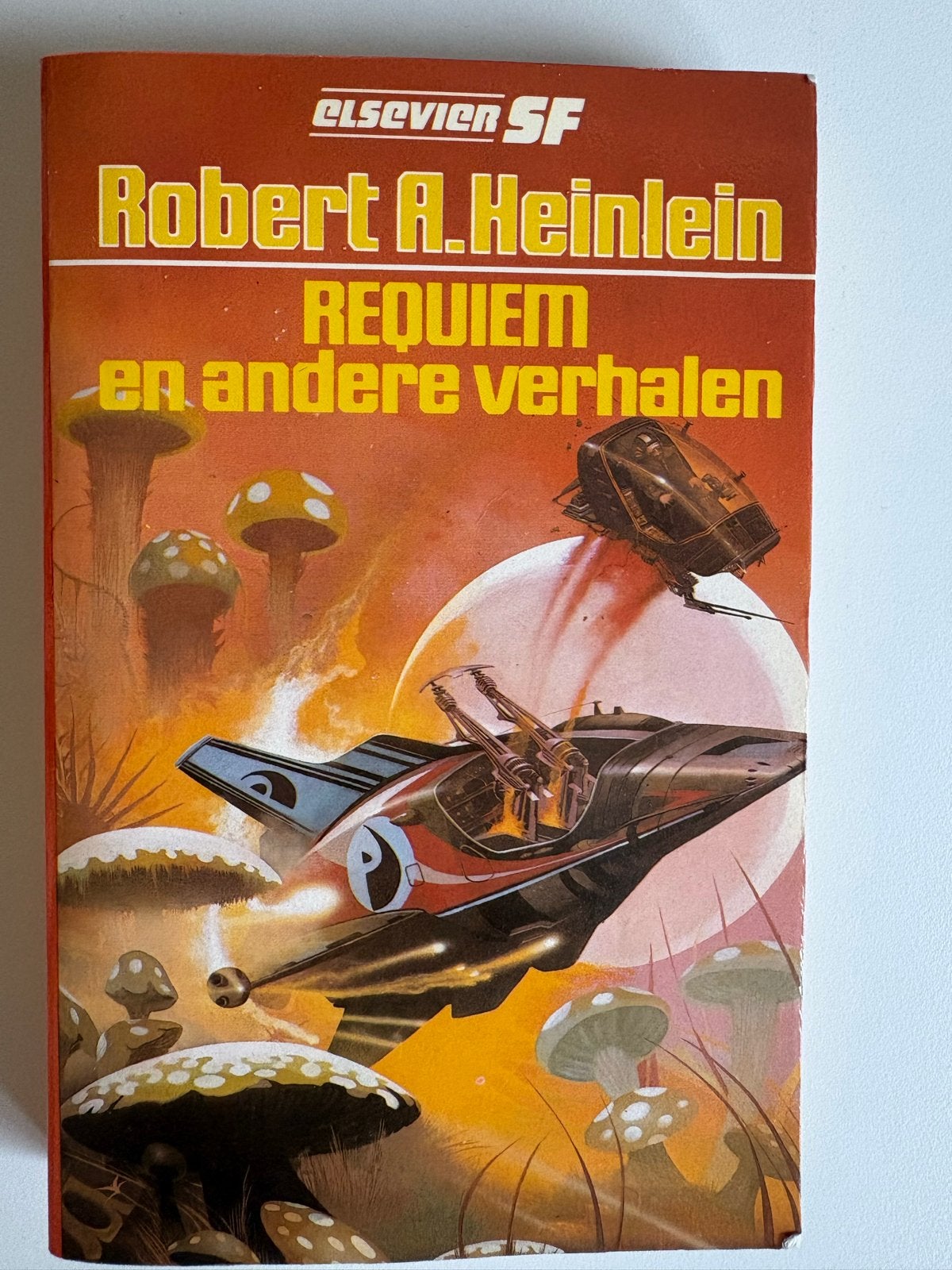 Requiem en andere verhalen - Robert A. Heinlein, Ophalen of Verzenden, Gelezen