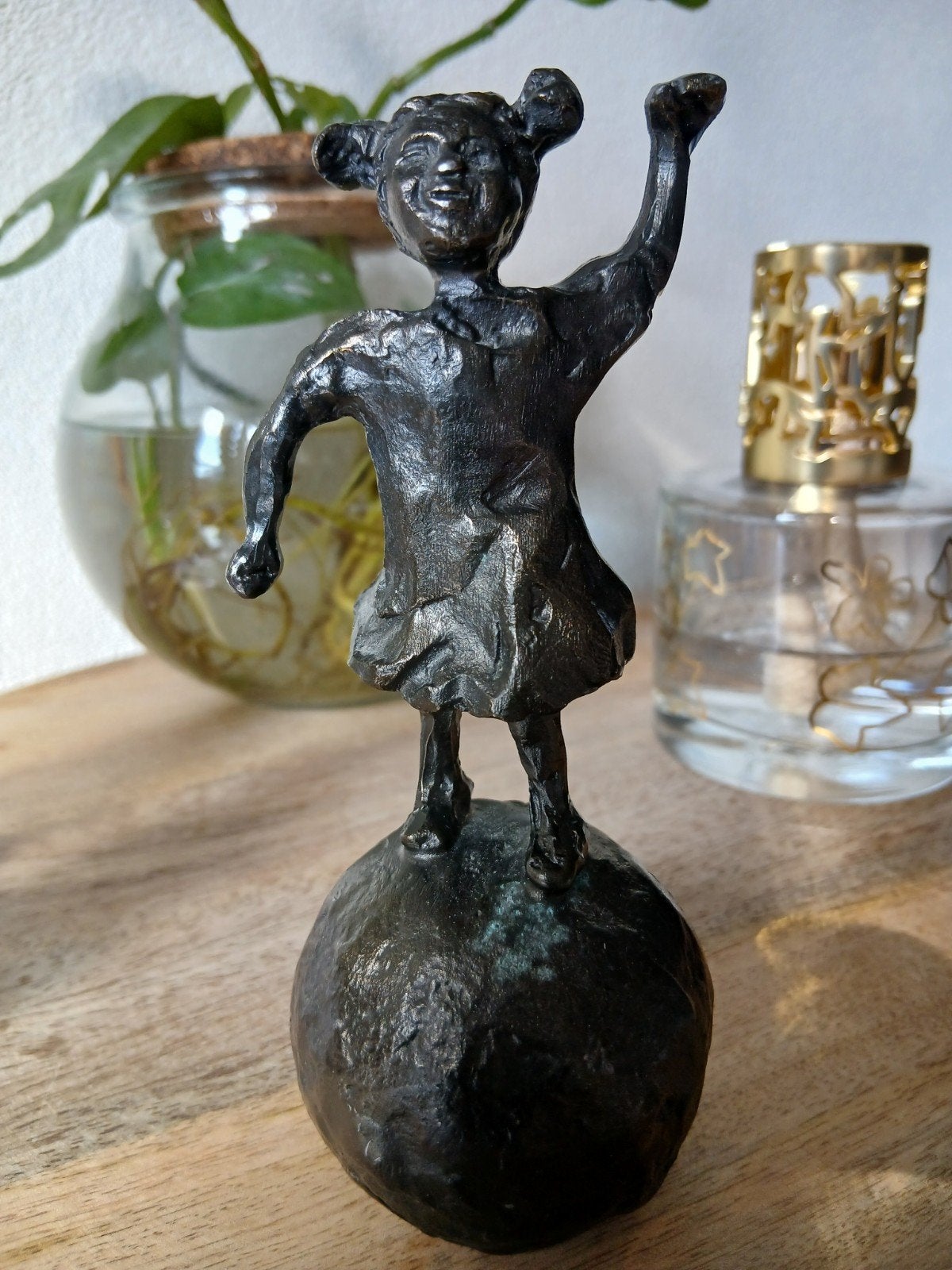 Astrid Veldhuyzen  - Koppen  Sculptuur Meisje met bal, Ophalen of Verzenden, Brons
