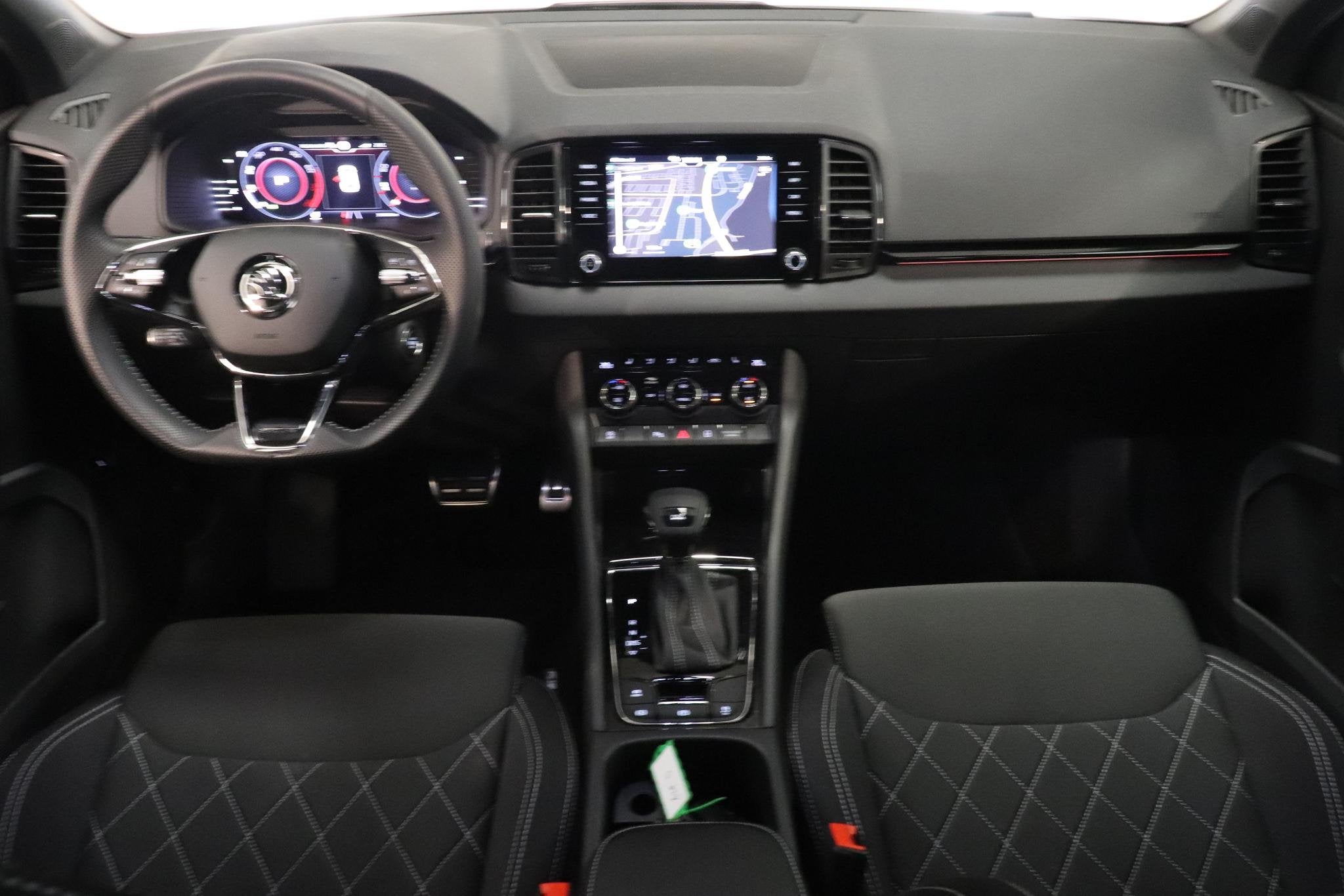 Skoda Karoq 1.5 TSI ACT Sportline Business | Camera | Adapti, Stof, 4 cilinders, Wit, Bedrijf