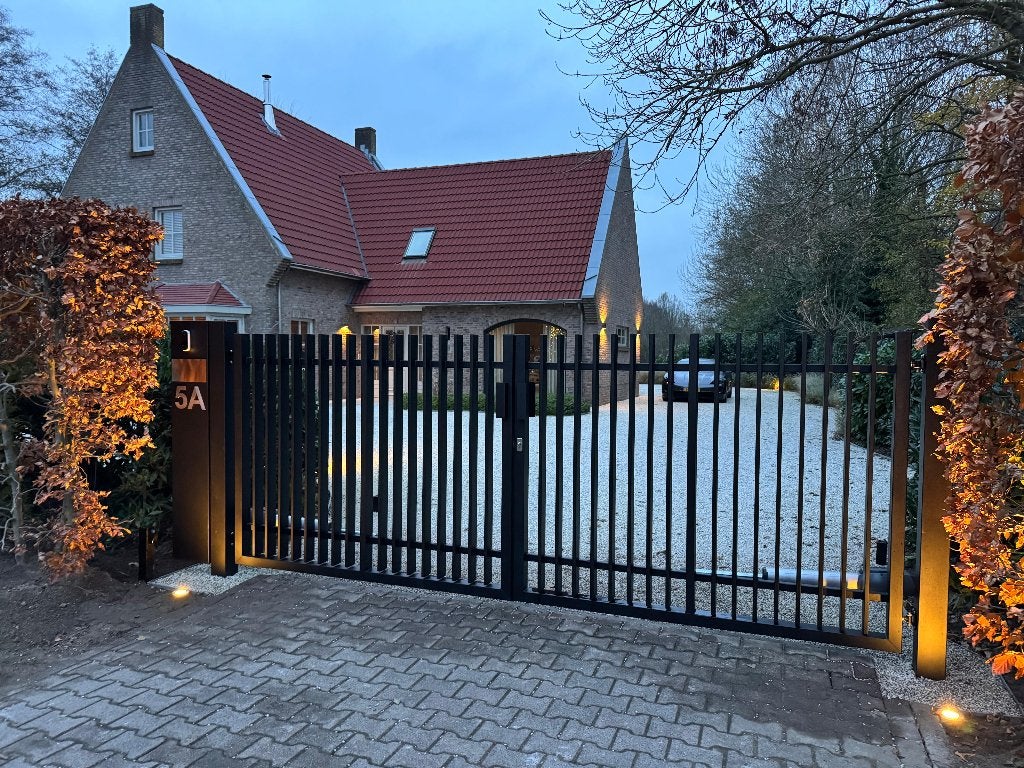Moderne inrijpoort uit voorraad leverbaar: Verticale 400x180, Met poort, Nieuw, IJzer, Spijlenhekwerk