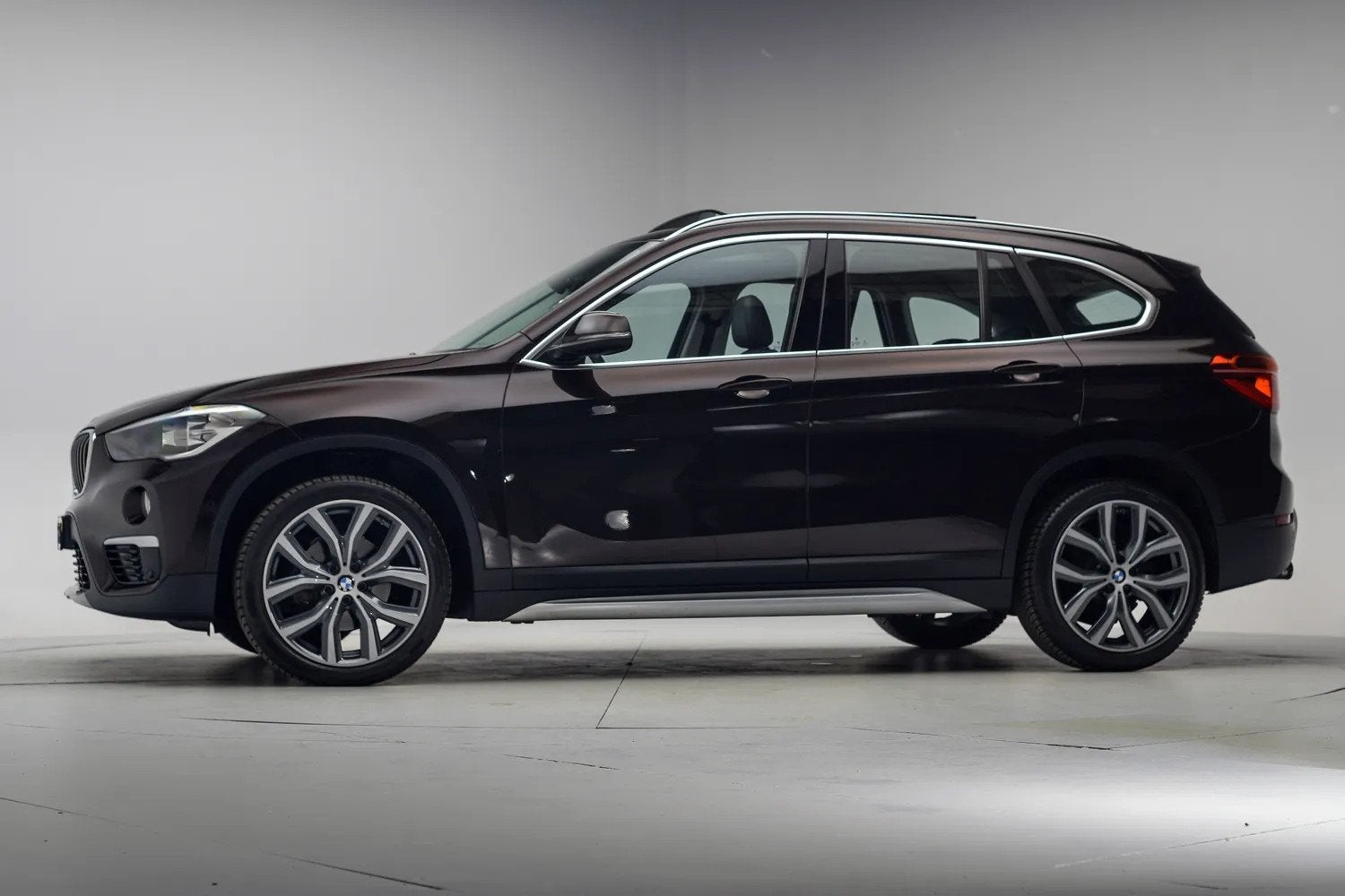 BMW X1 sDrive18i High Executive [ Panoramadak Camera Stoelve, Auto's, 136 pk, Gebruikt, 1370 kg, Bruin