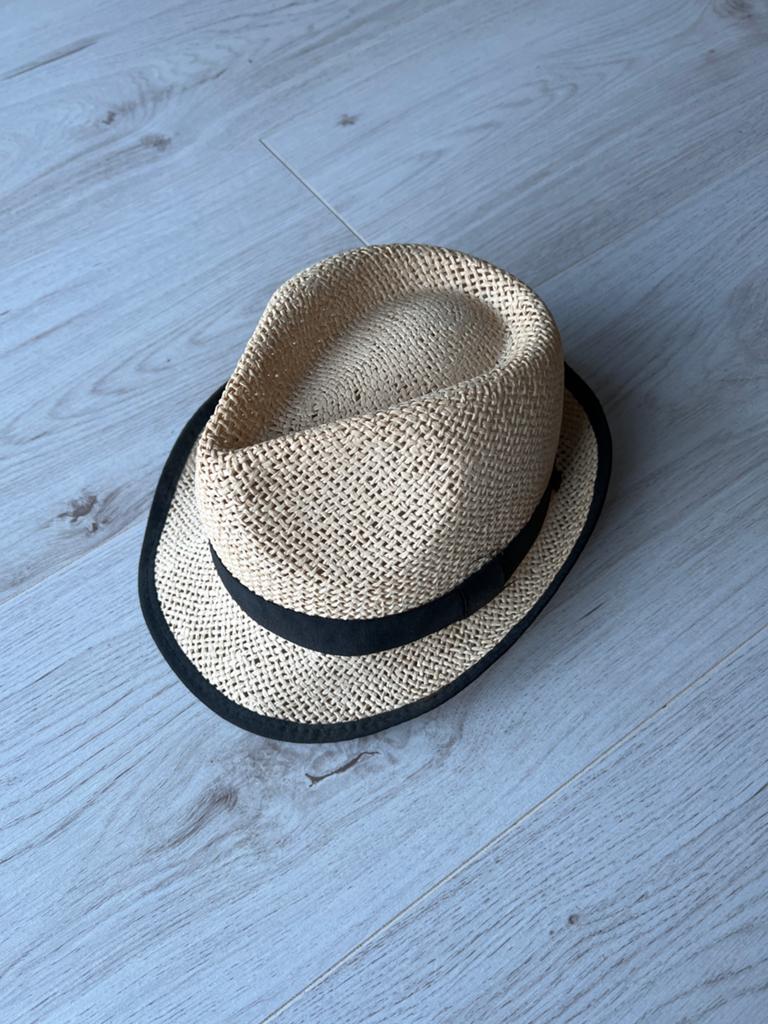 Stijlvolle Strohoed met Zwarte Band - Unisex, Kleding | Dames, Hoeden en Petten, Ophalen, Zo goed als nieuw, One size fits all