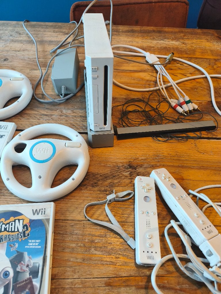 Goede en Nette Wii met Mario Kart en cars, Ophalen of Verzenden, Zo goed als nieuw, Met 3 controllers of meer, Met stuurtje