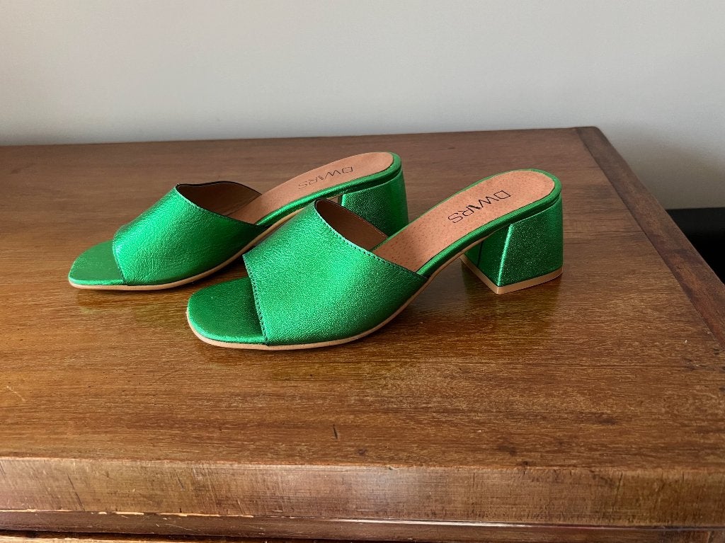 Nieuw leren muiltjes met 6 cm hakje metallic groen mt 37, DWRS (Portugal), Nieuw, Groen, Sandalen of Muiltjes