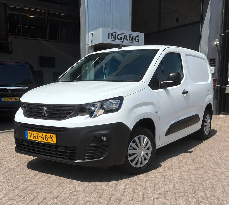 Peugeot Partner 1.5 Bluehdi 102pk 2022 L1 Navi Cruise 1e eig, Voorwielaandrijving, Electronic Stability Program (ESP), Stof, Zwart