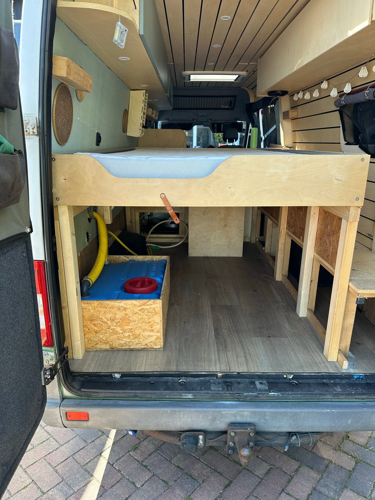 Stevig camperbed met robuust metalen frame en matras, Ophalen, Gebruikt